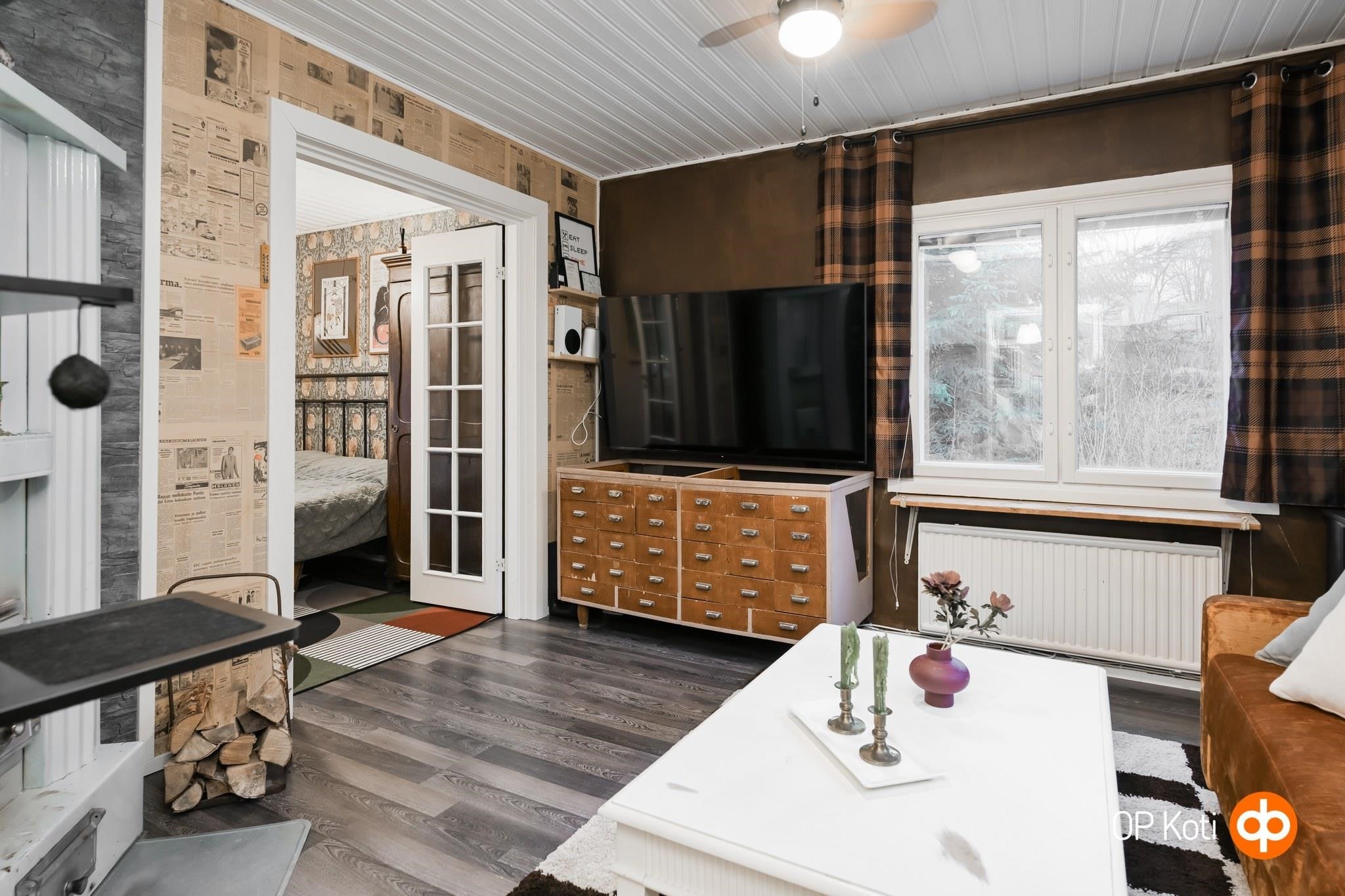 lisäotos olohuoneesta, sen rouheutta