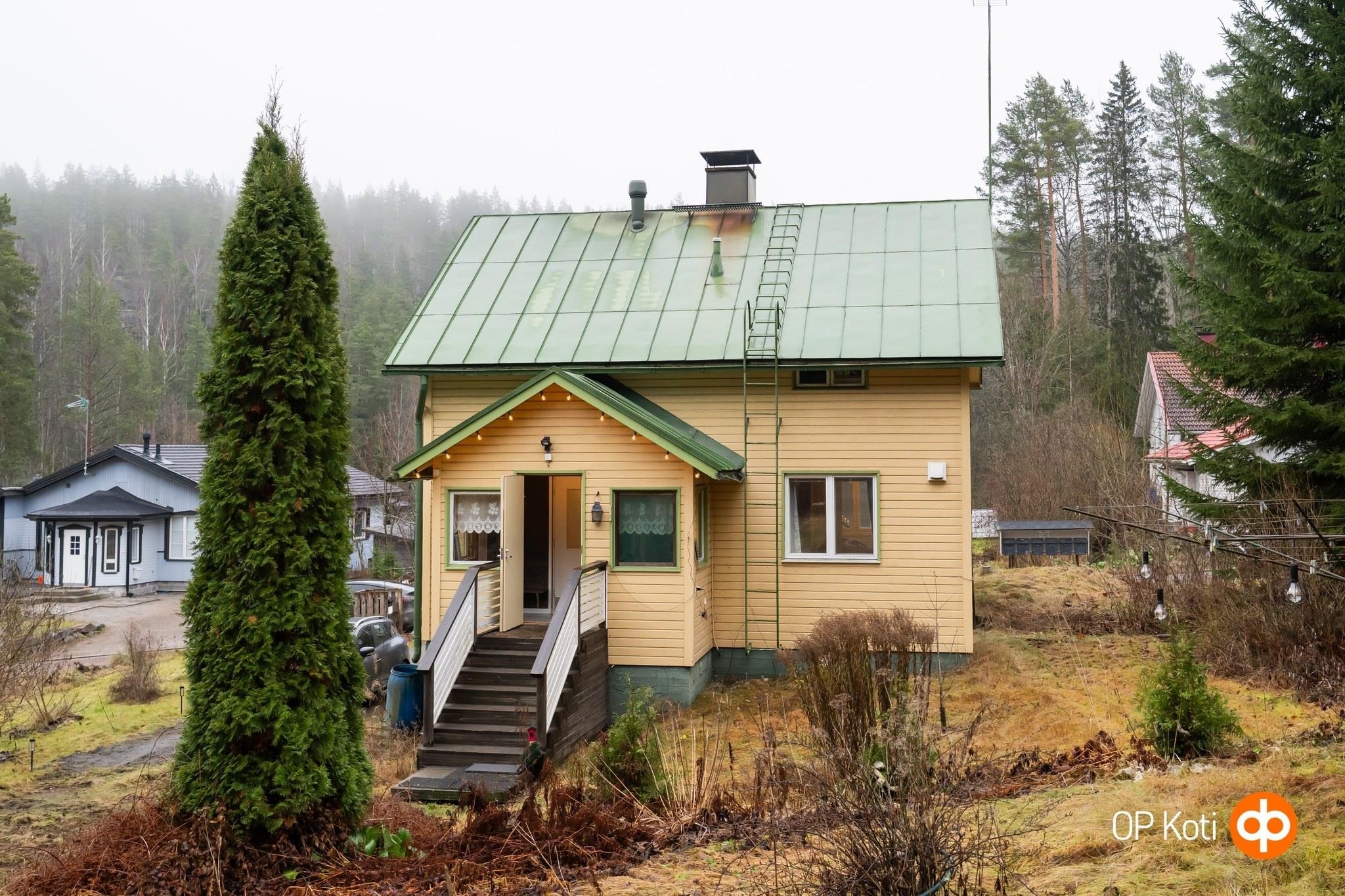 terassin suunnalta taloa katsottaessa