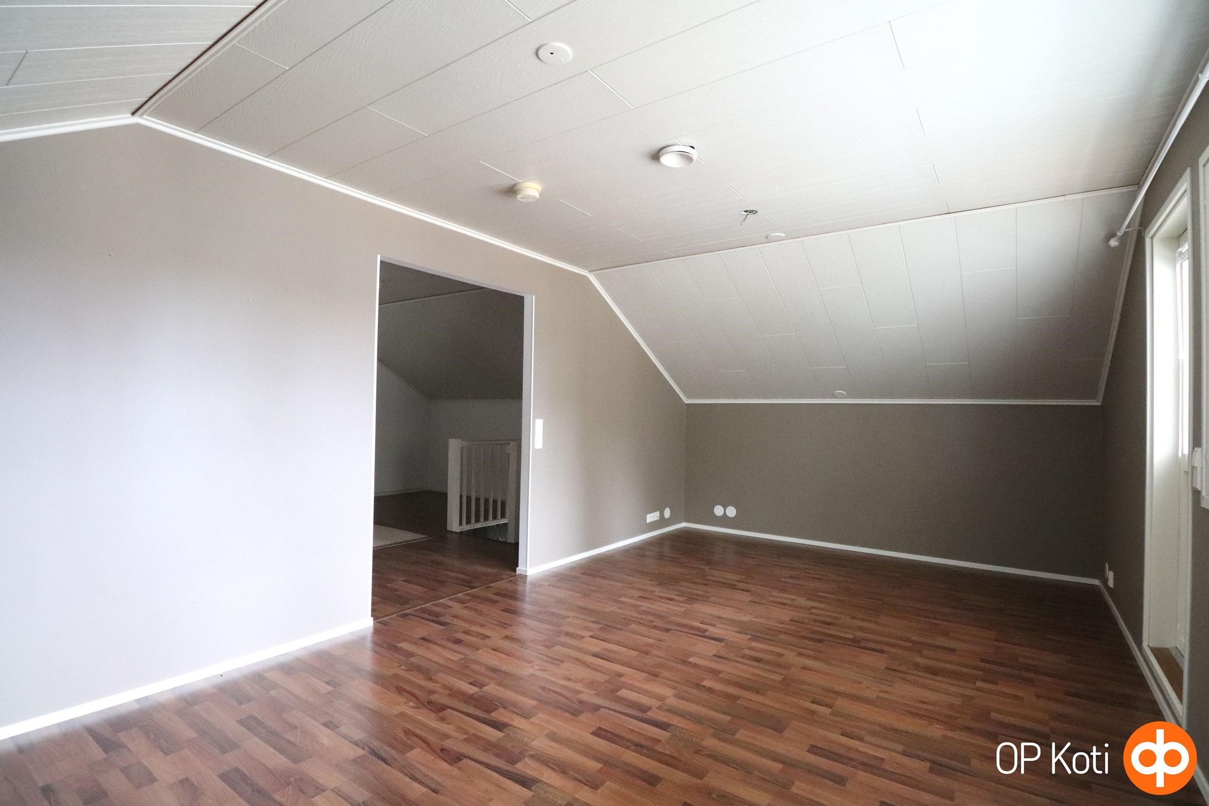 Yläkerran iso huone