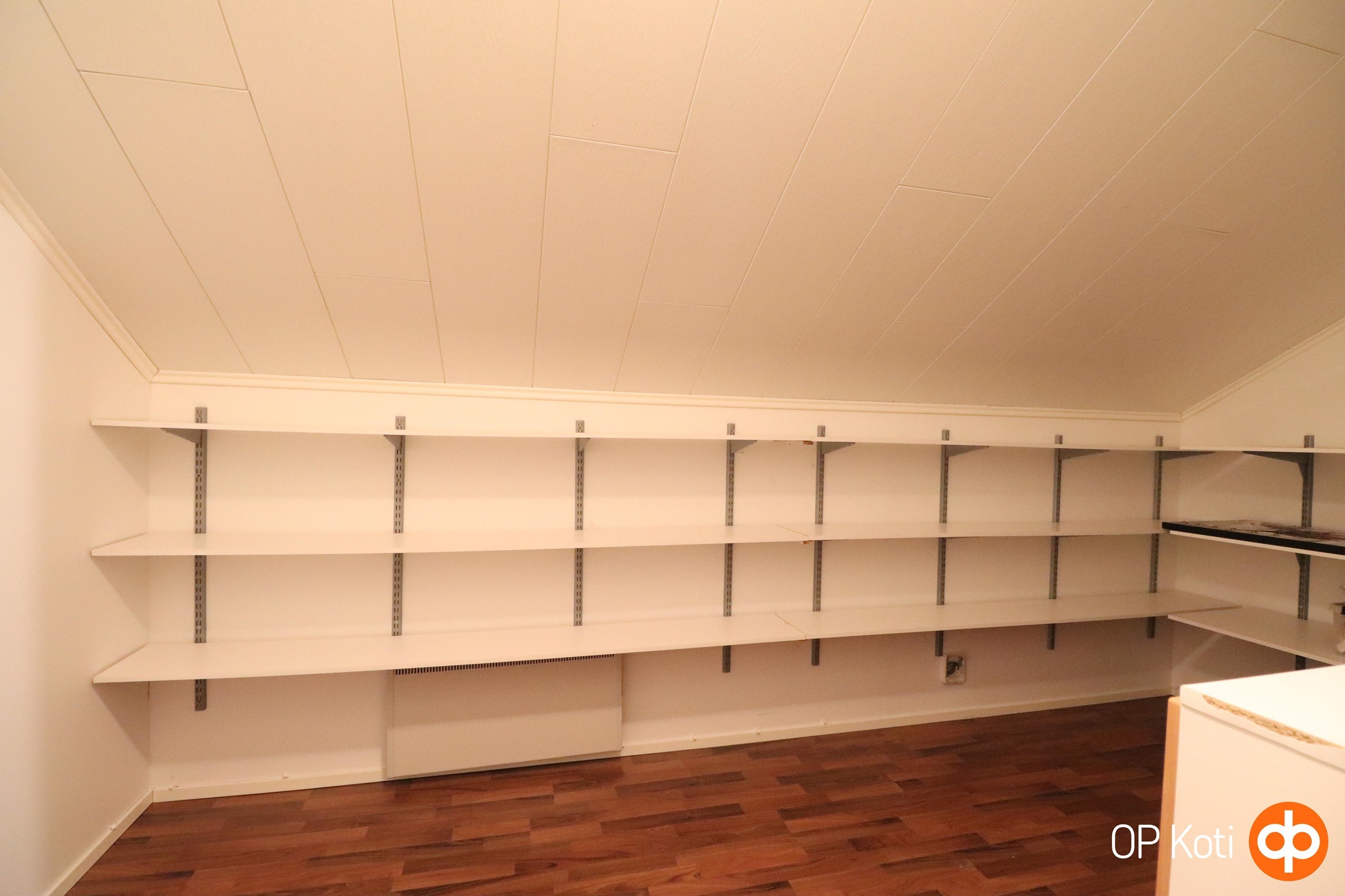 Vaatehuone / varasto yläkerrassa