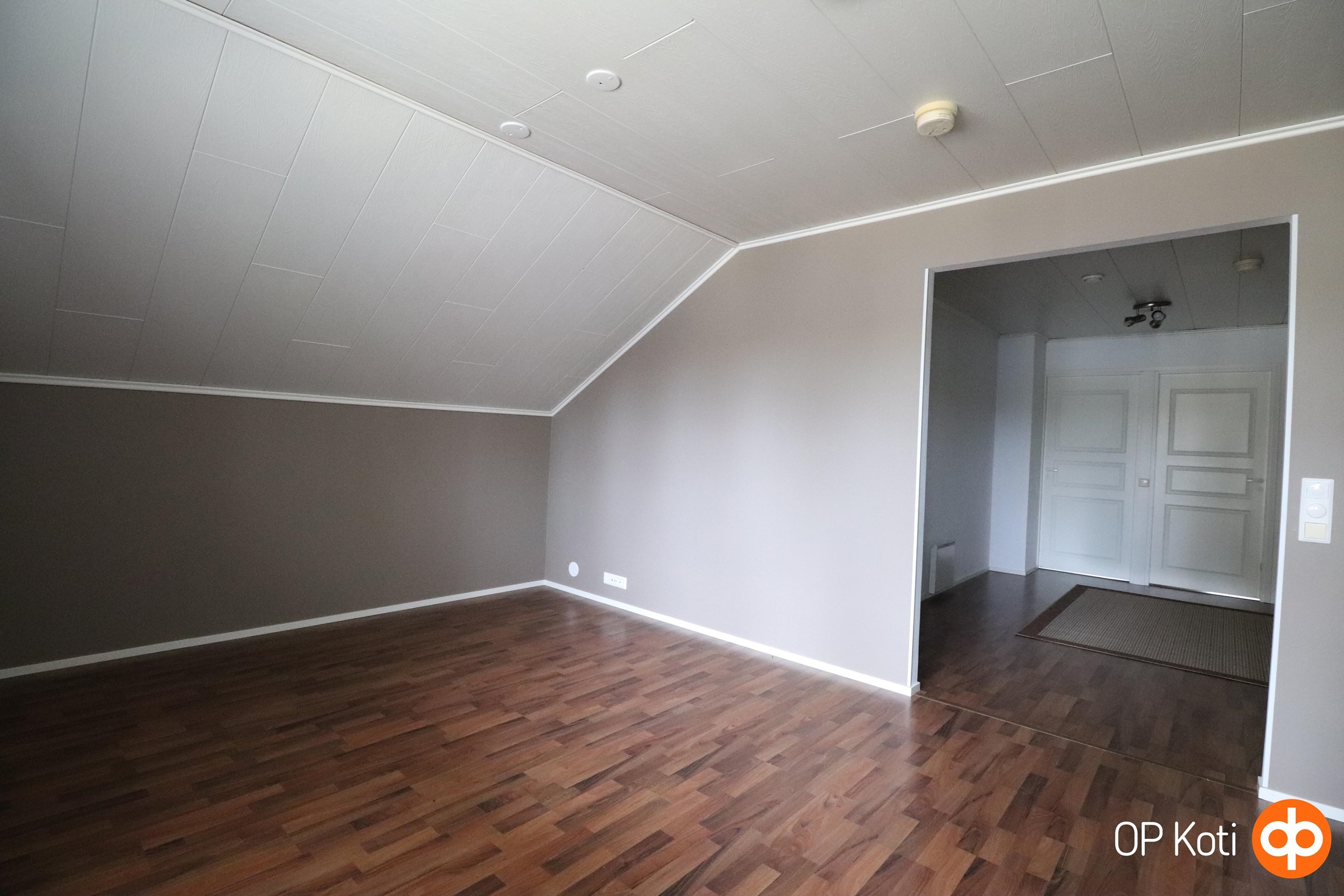 Yläkerran iso huone