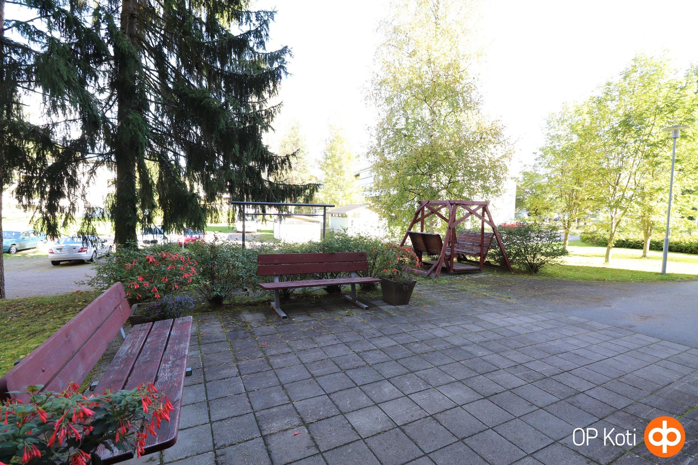 Taloyhtiön etupihaa