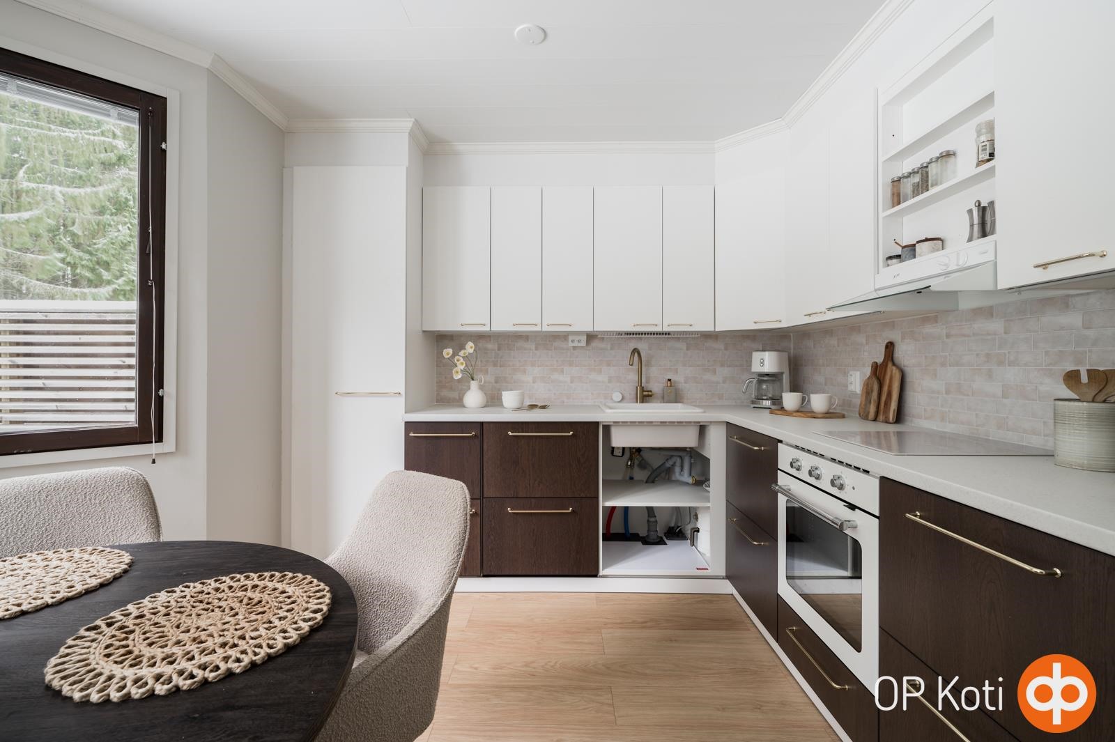 Kuvauksissa puuttuva allaskaapin ovi on asennettu