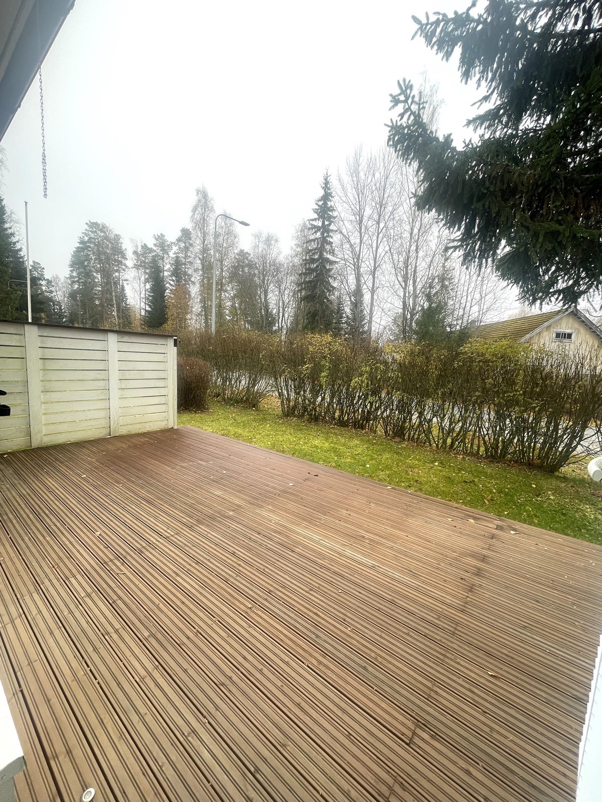 aurinkoinen piha etelään