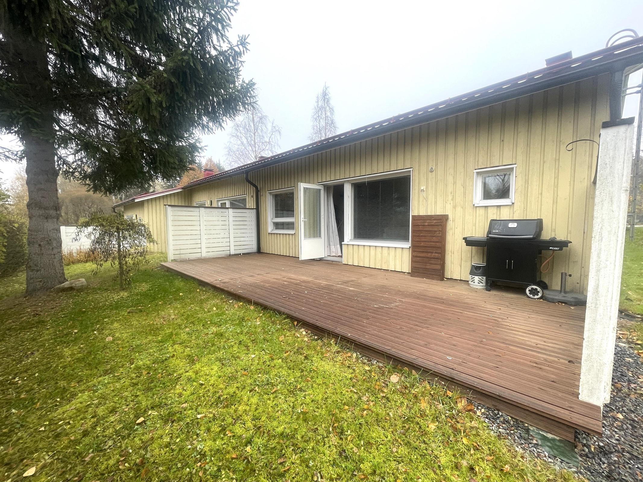 aurinkoinen piha etelään