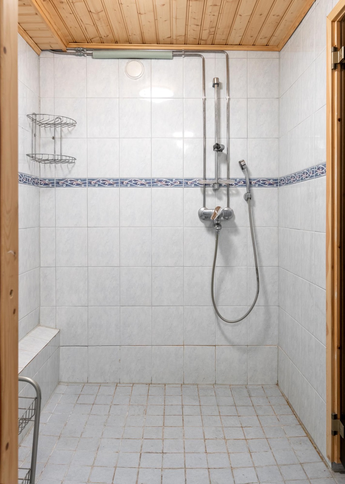 kellarikerroksen pesuhuone