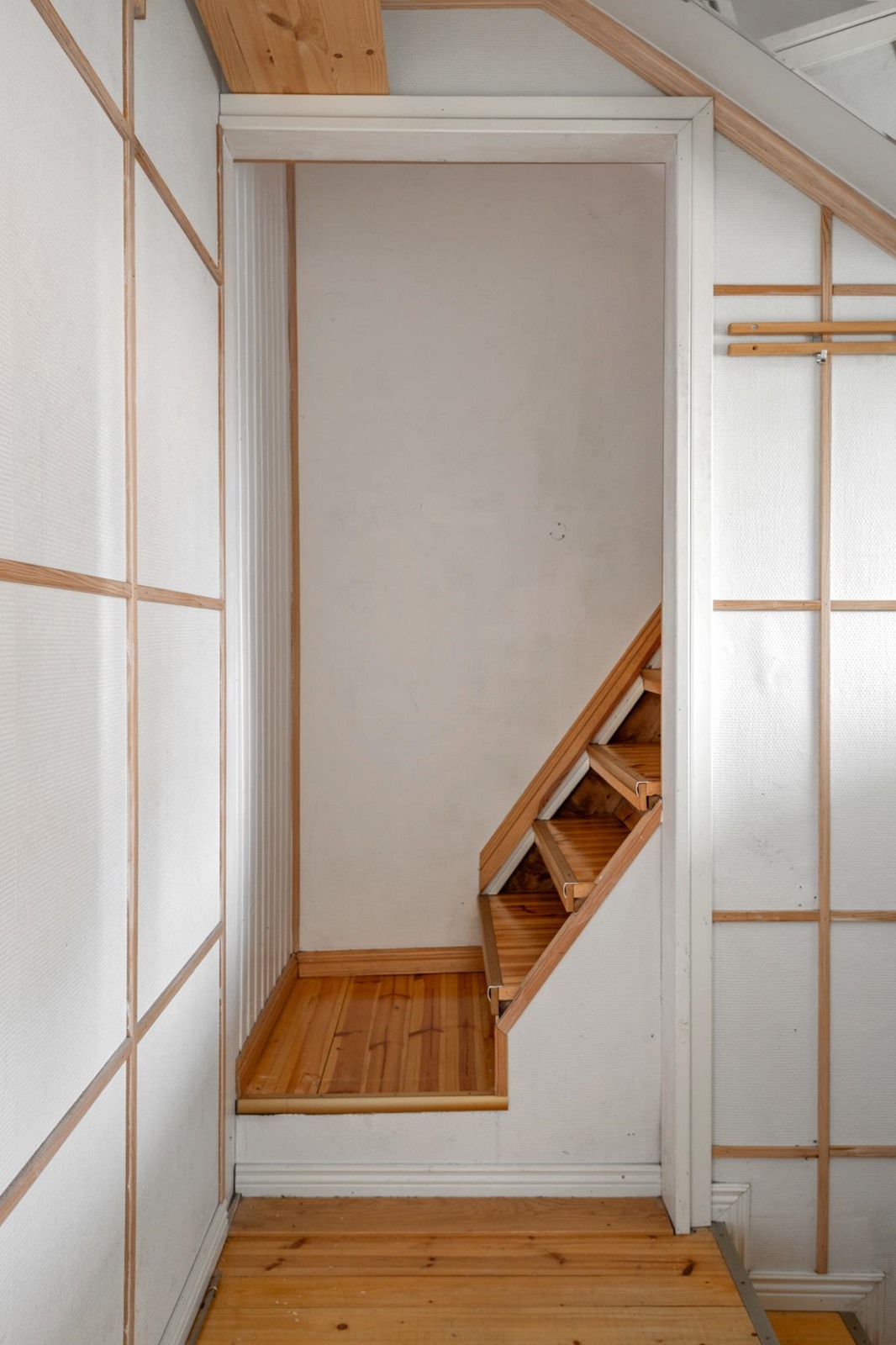 portaat eteisestä ullakolle