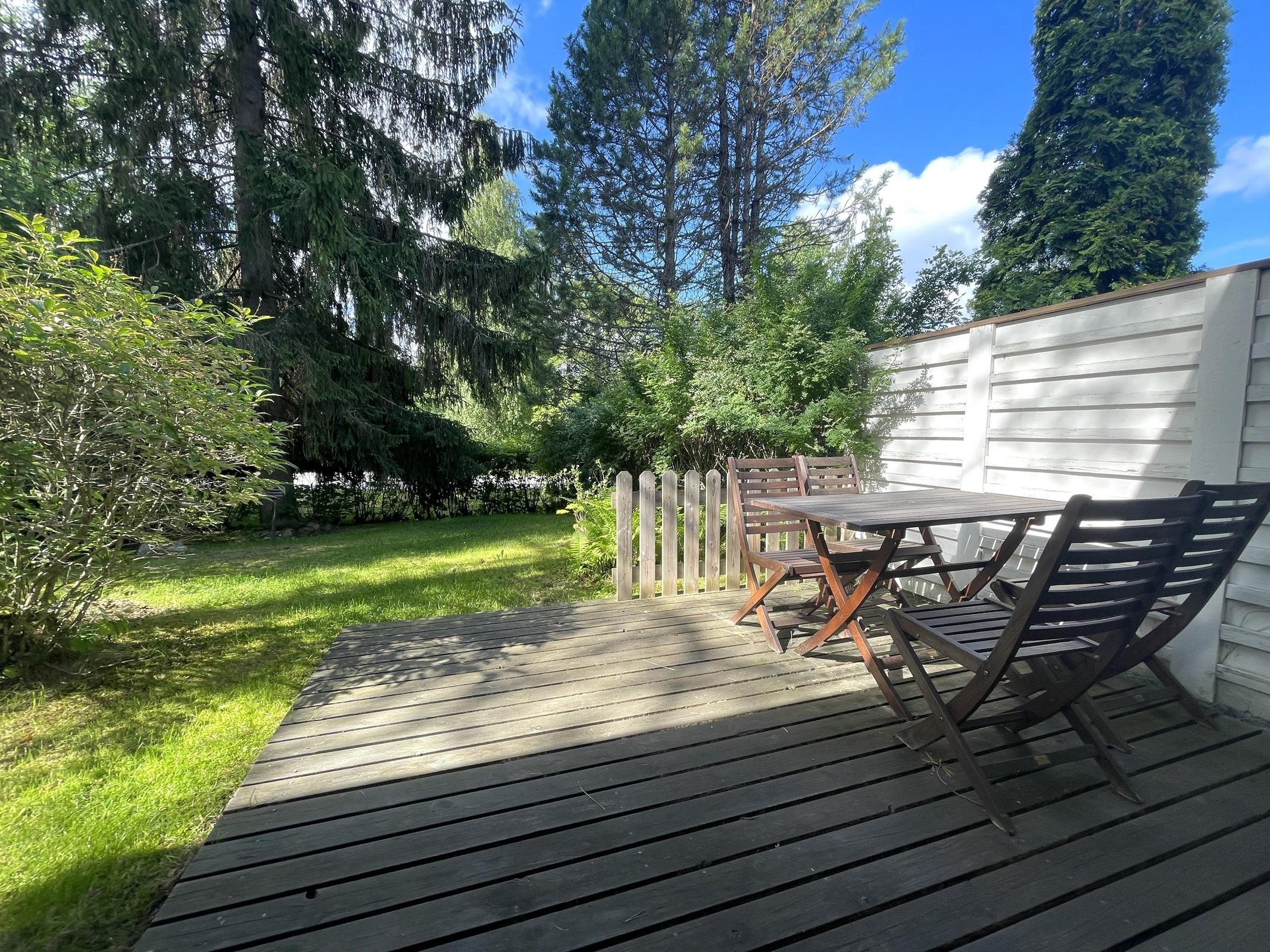 aurinkoinen takapiha