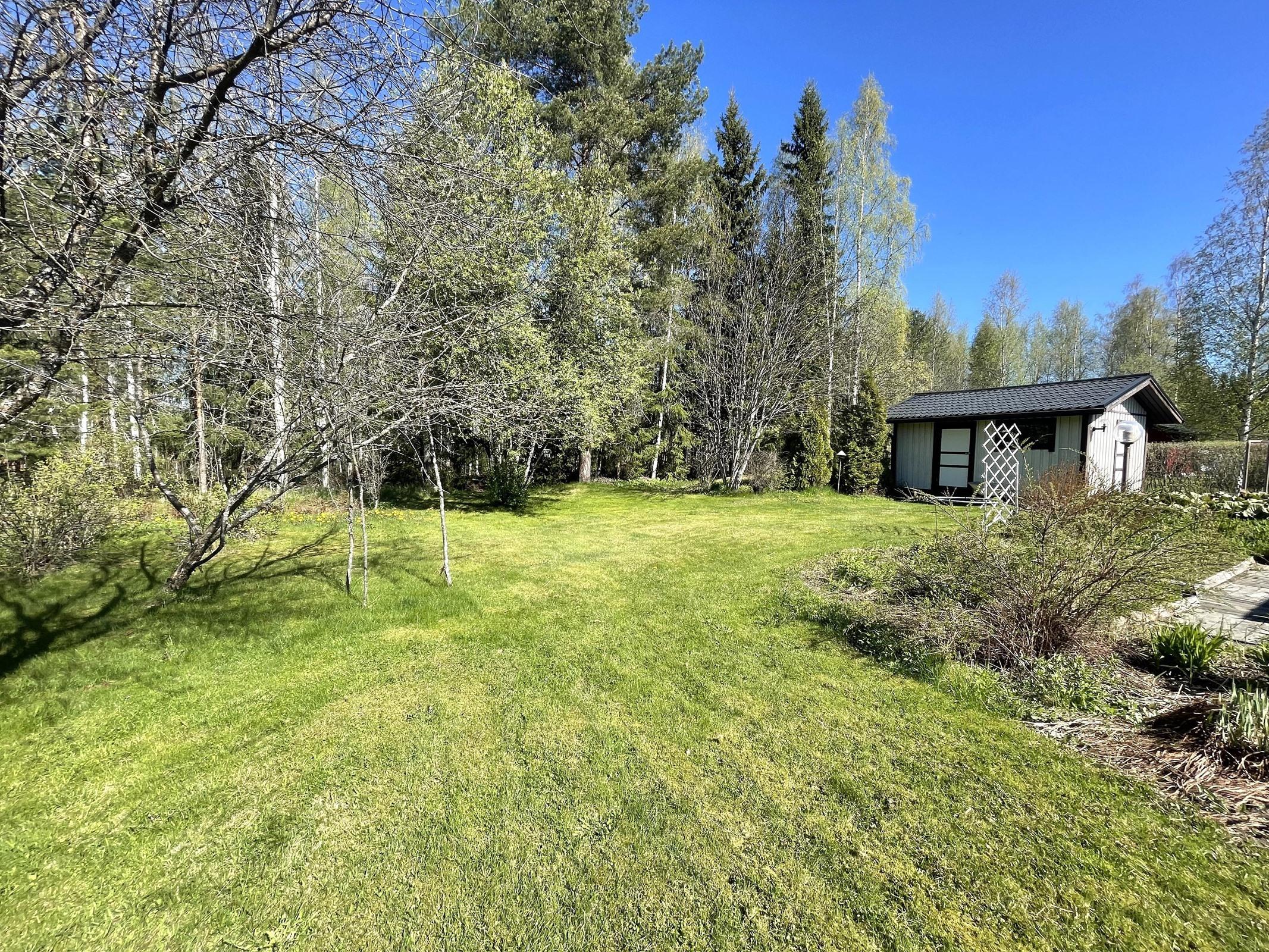 pihassa talousrakennus