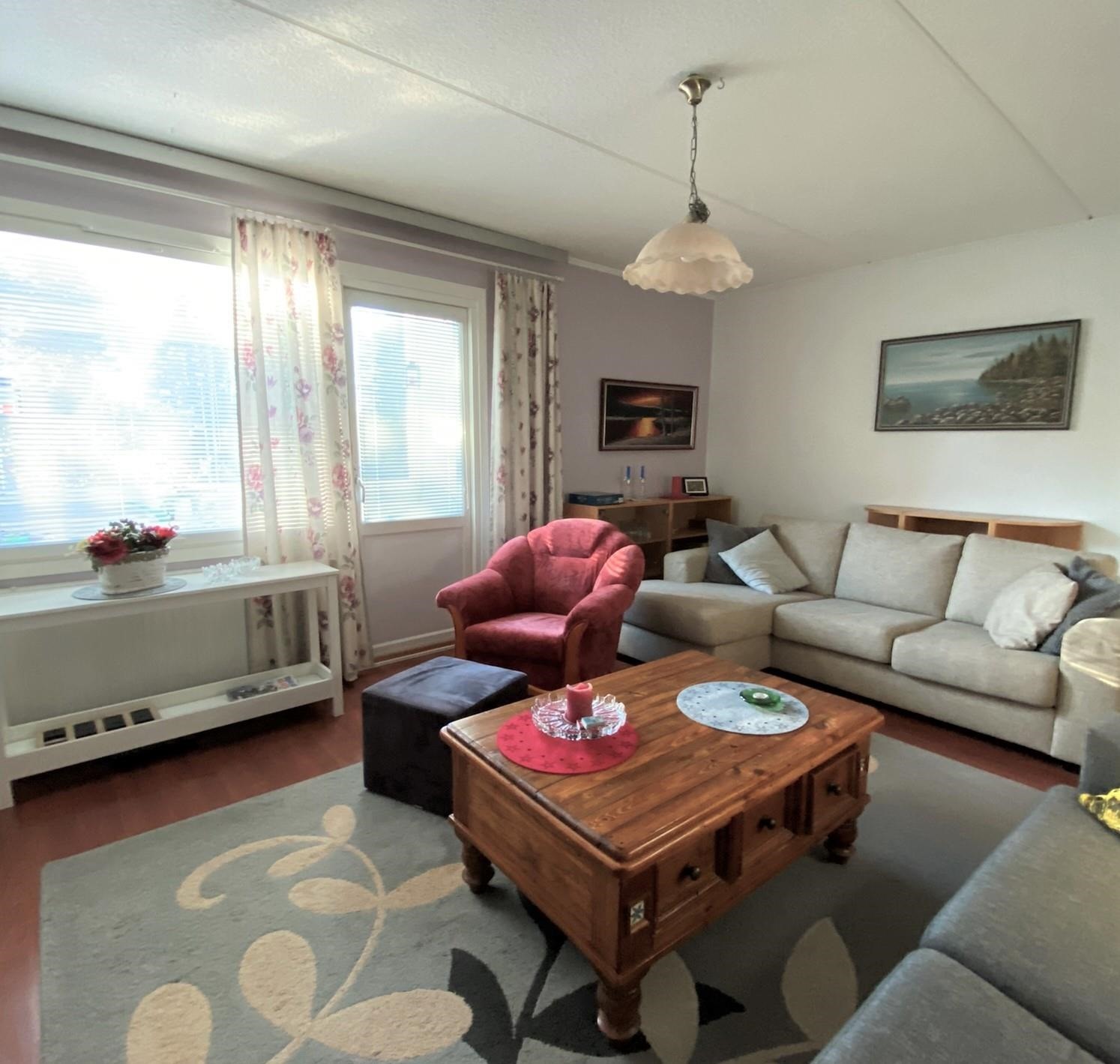 olohuoneesta käynti parvekkeelle