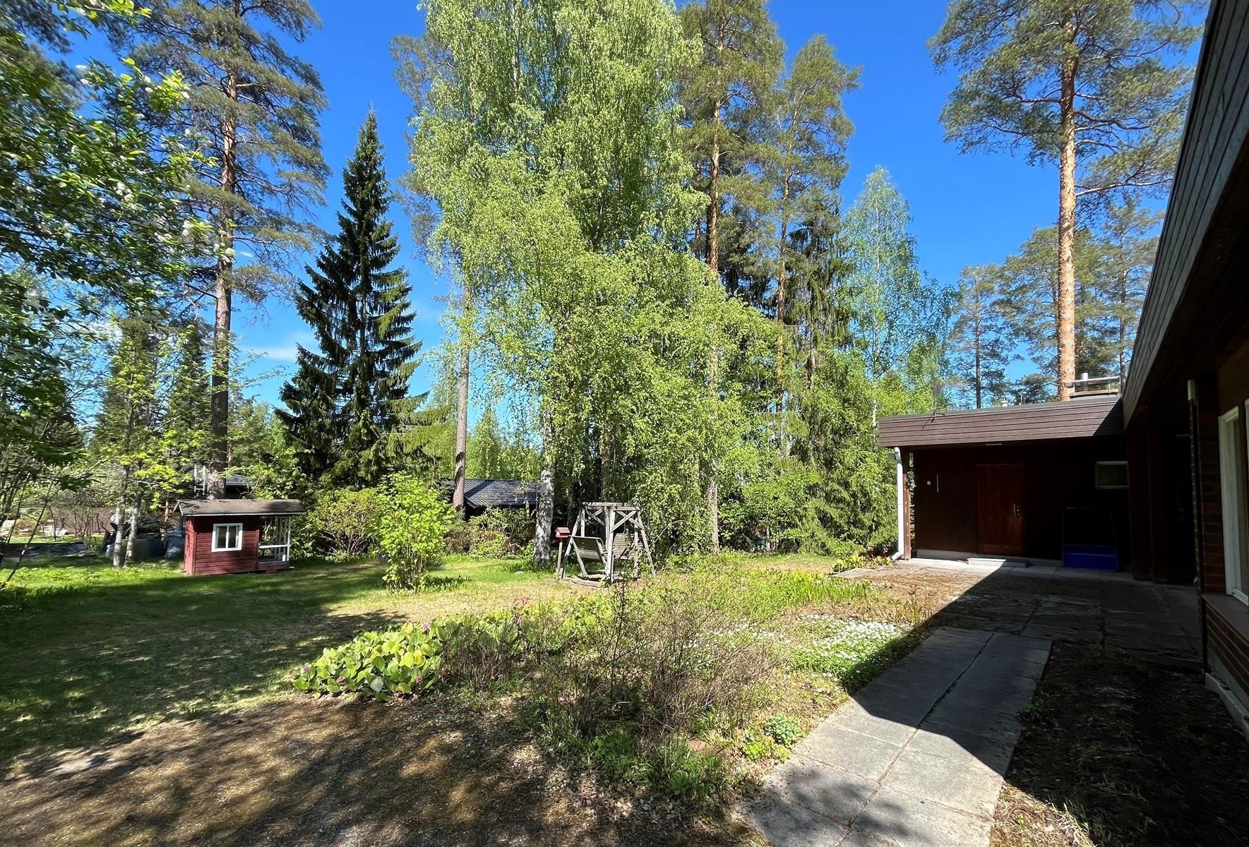 suojaisa tasainen sisäpiha