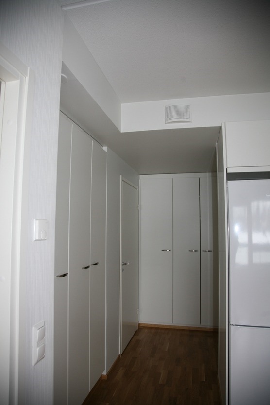 Eteisessä on mukavasti kaapistoja