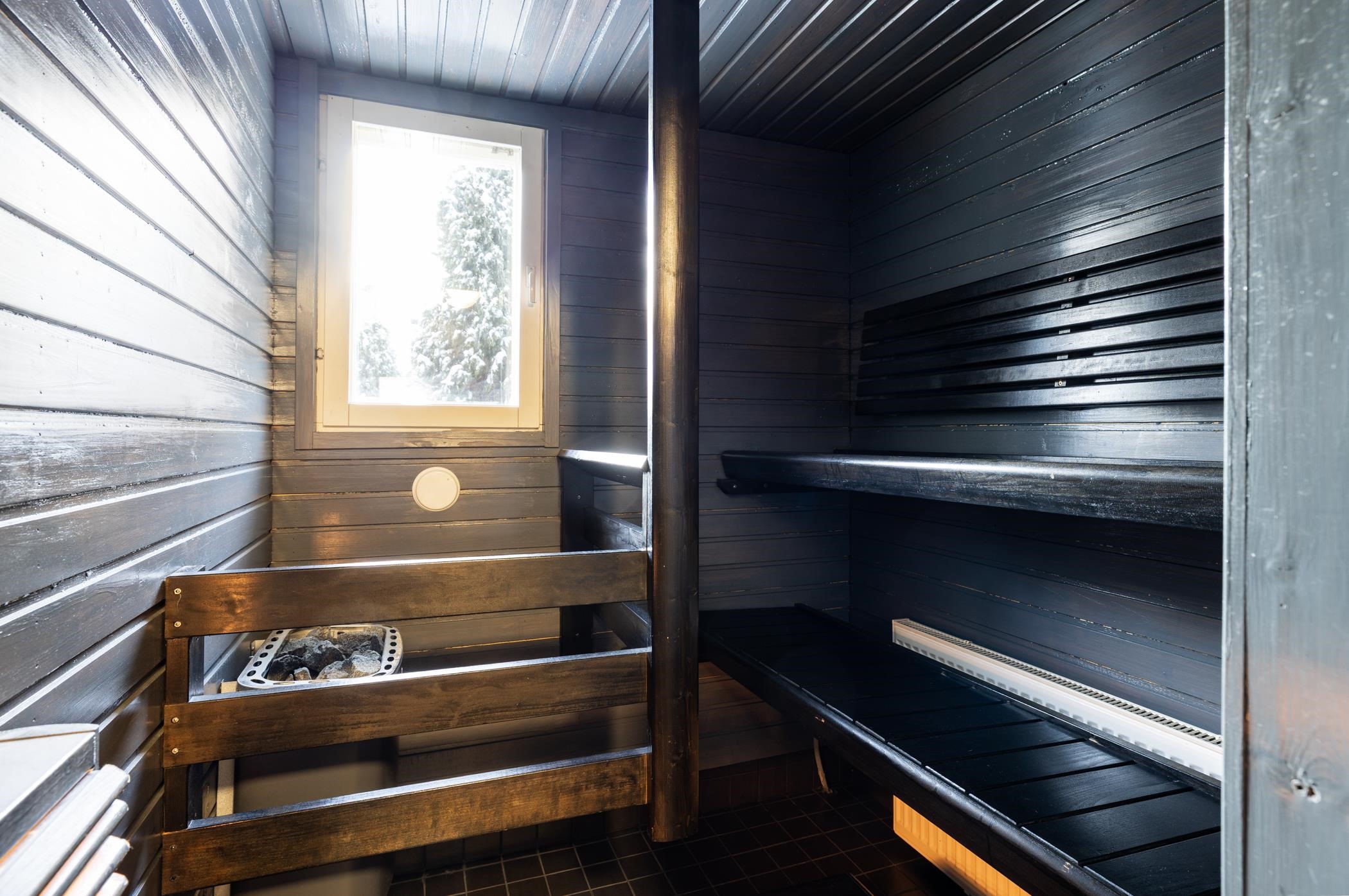 Tunnelmallinen tumma sauna