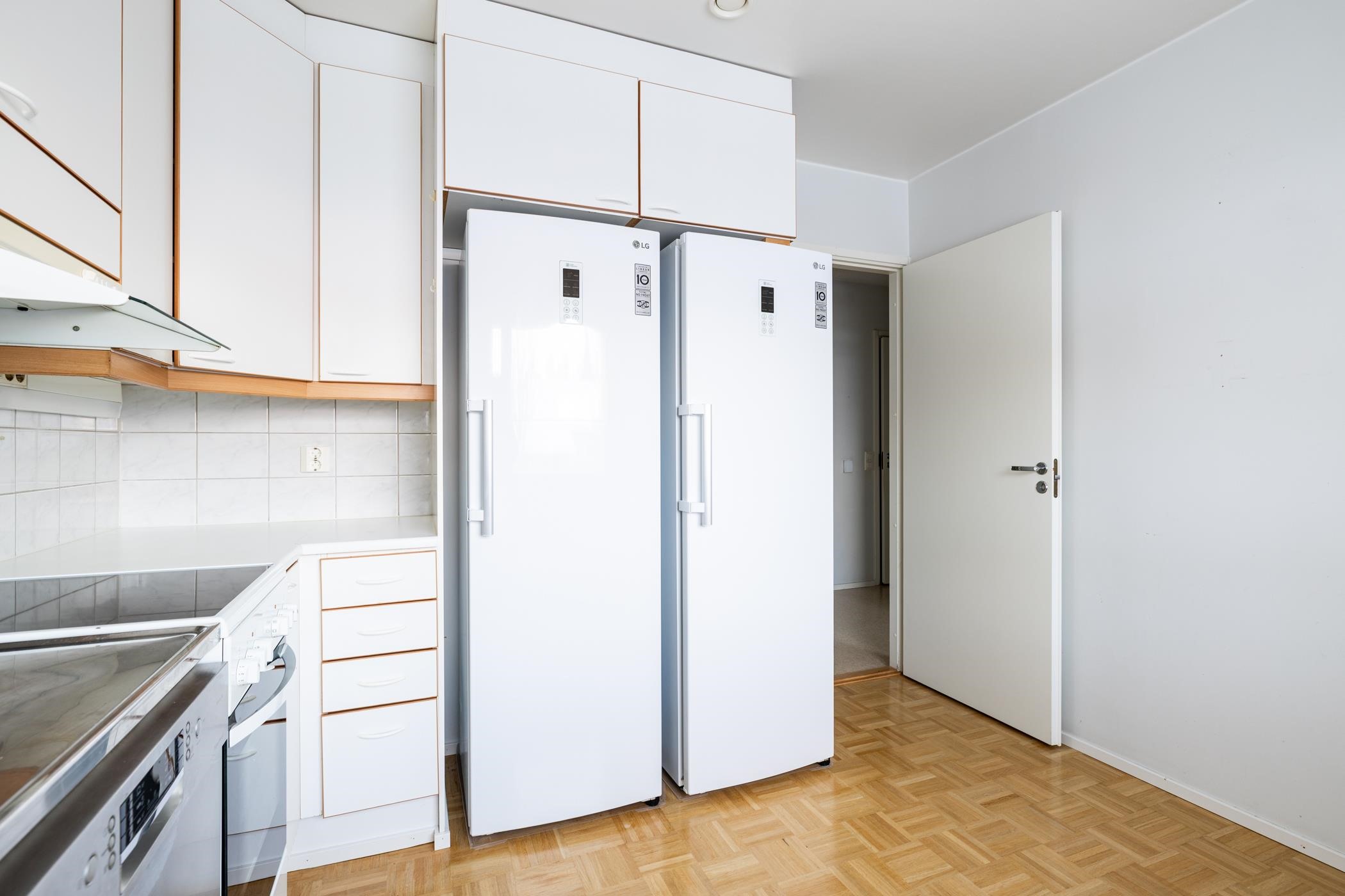 Keittiön lattia hiljattain hiottu