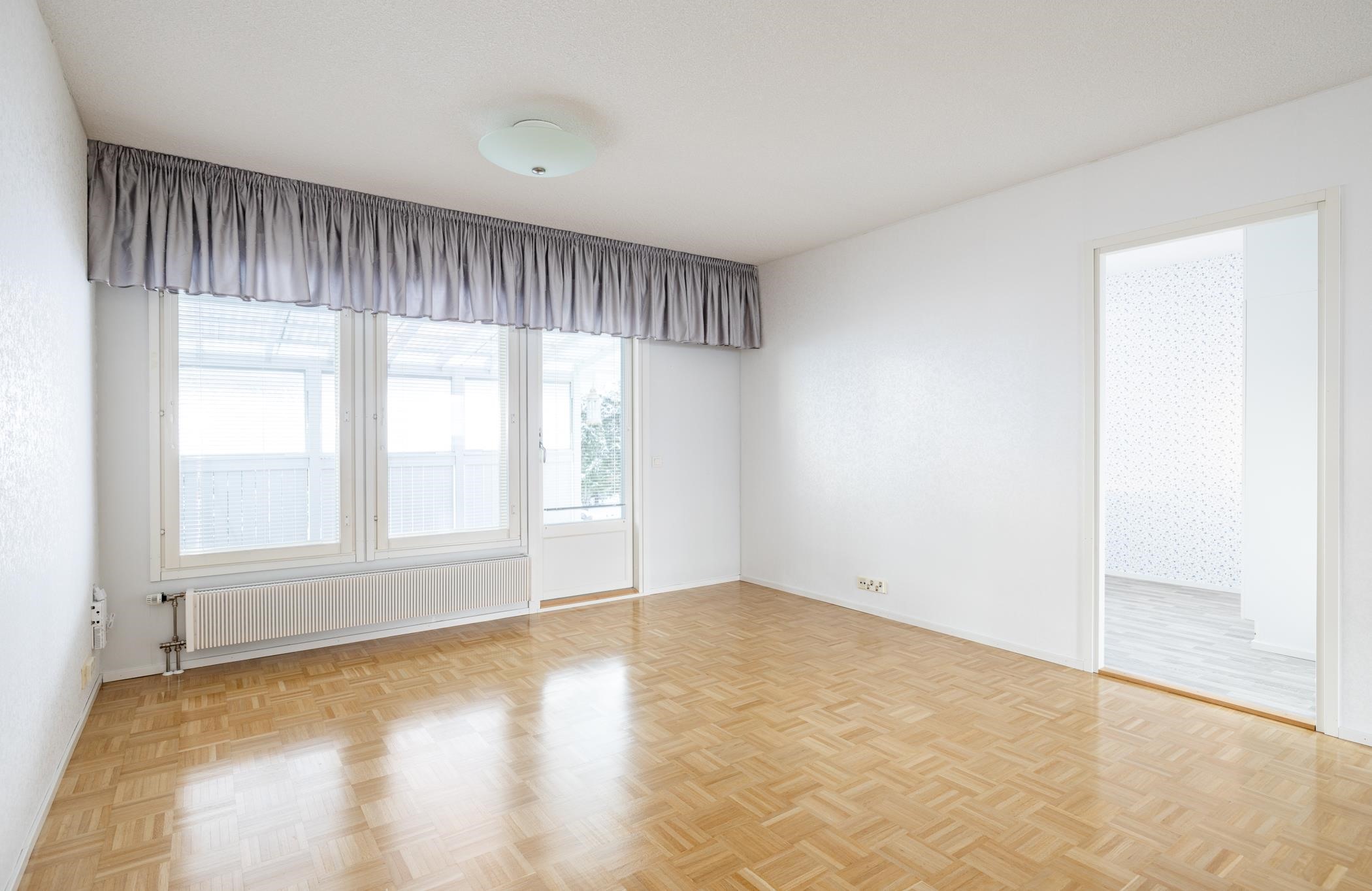 Olohuoneesta käynti lasitetulle terassille