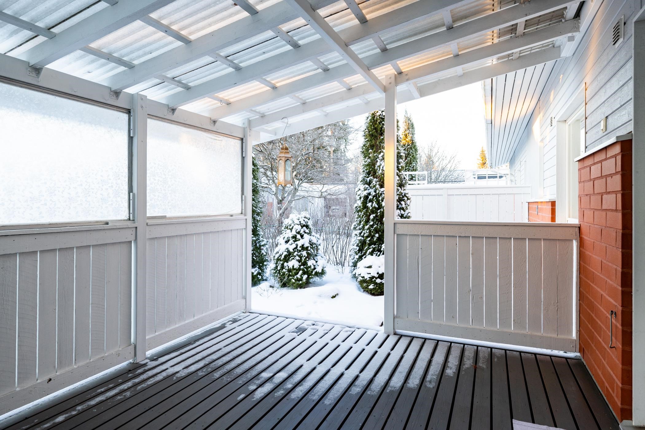 Katettu ja lasitettu terassi