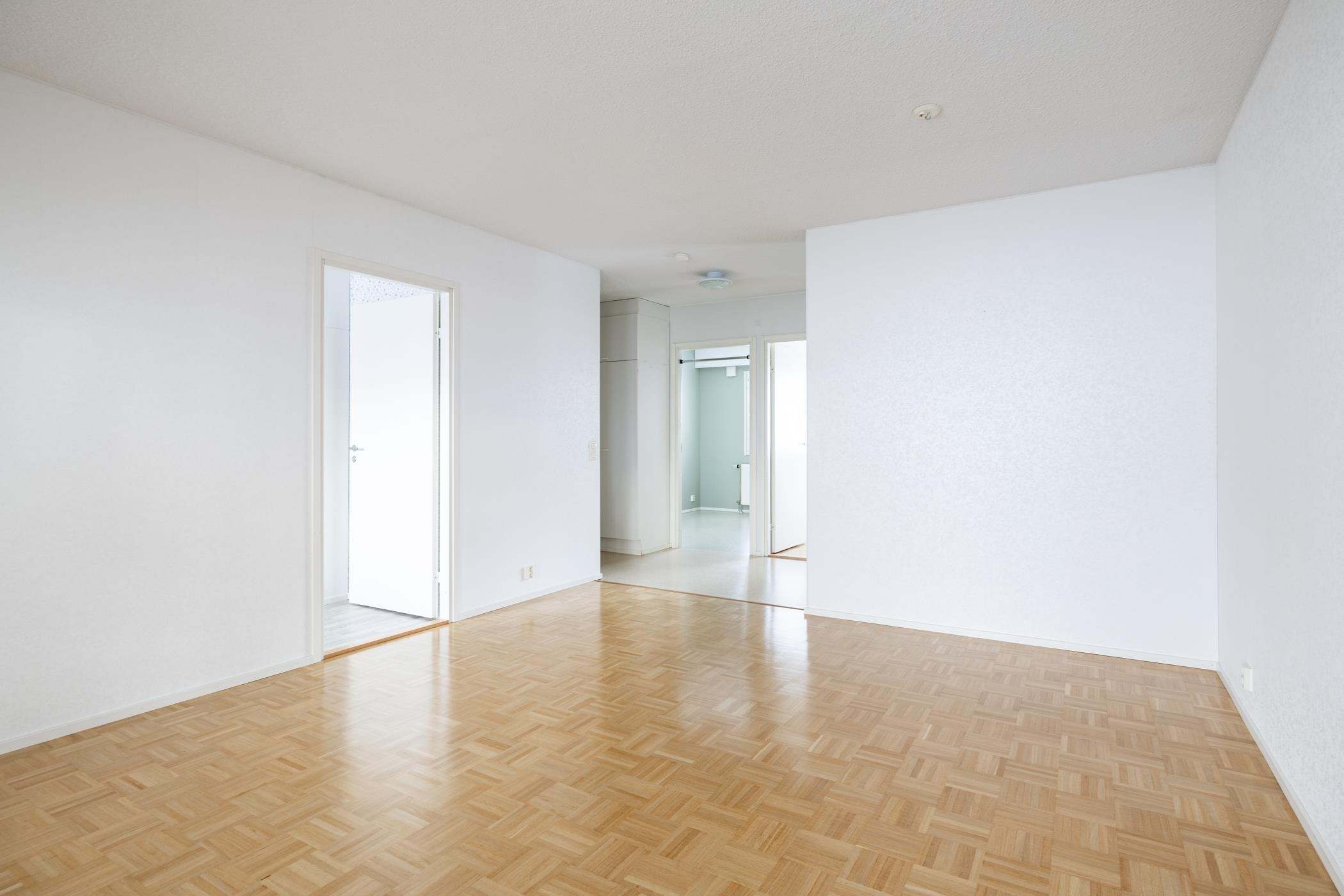 Valoisa ja tilava olohuone