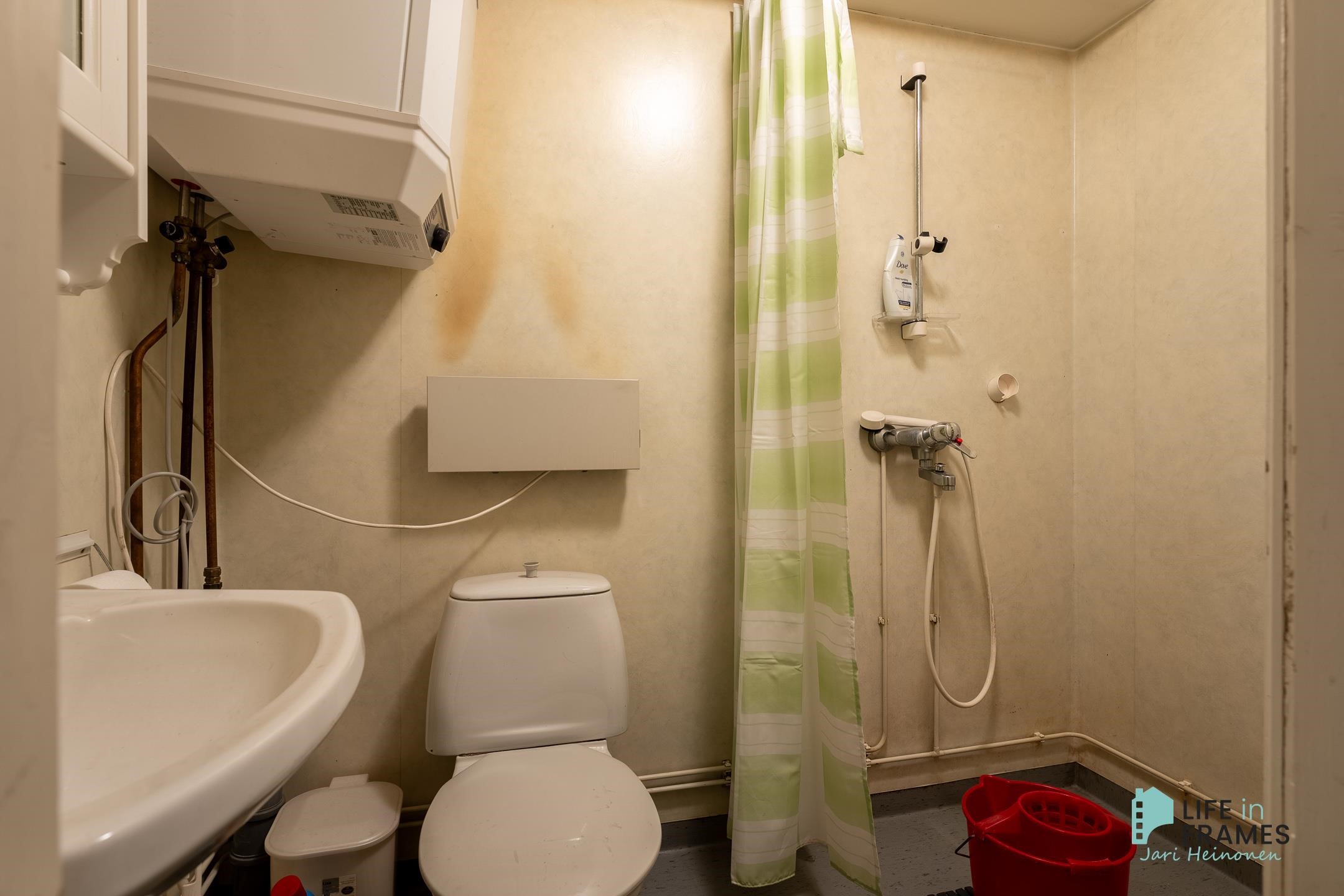 Yläkerran yhteinen pesuhuone