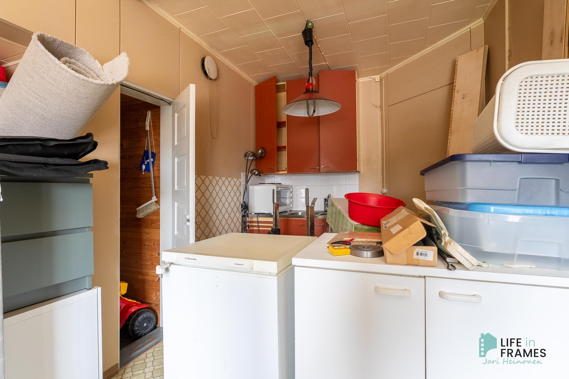 Yläkerran huone keittiönurkkauksella