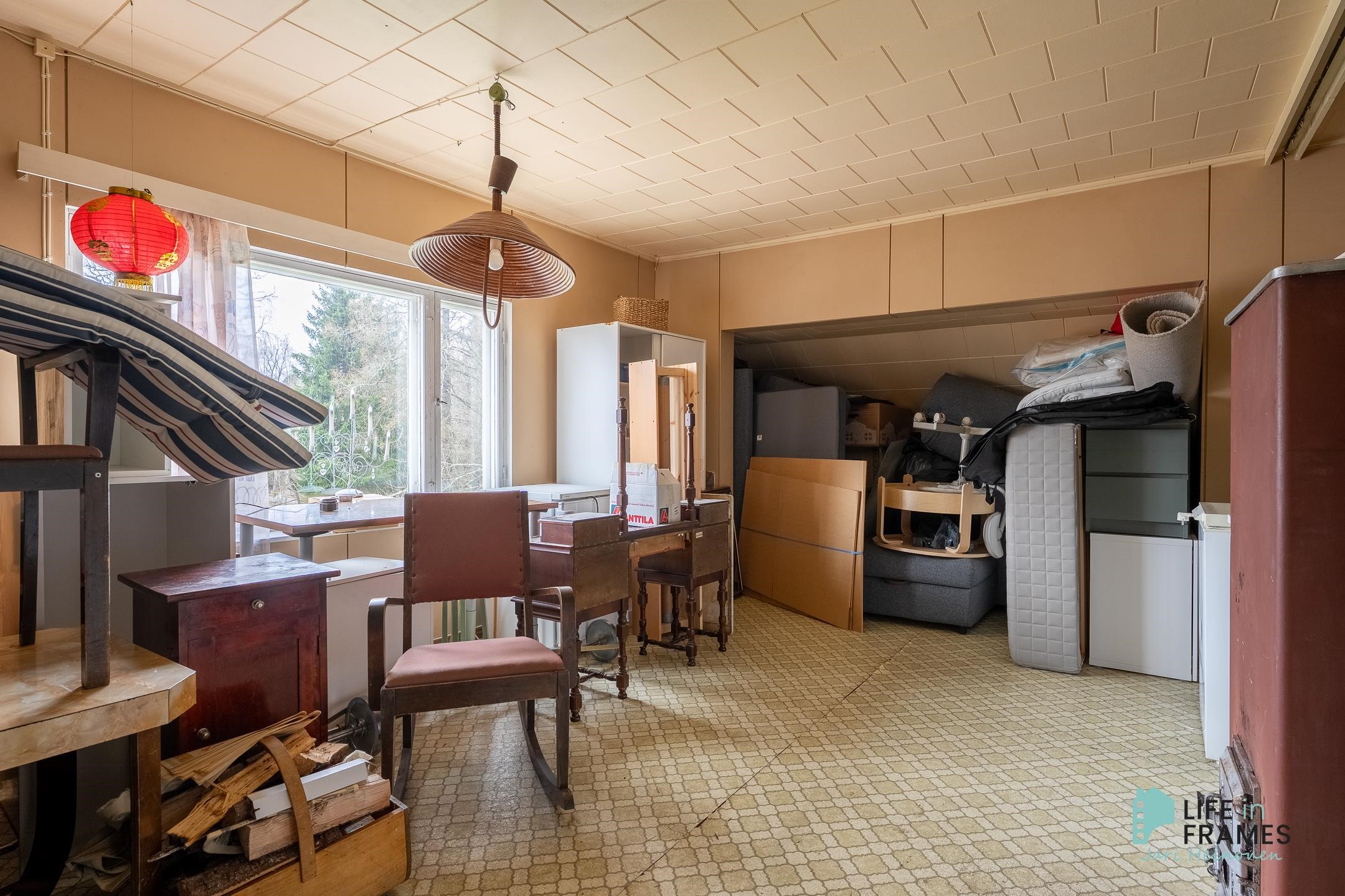 Yläkerran huone keittiönurkkauksella