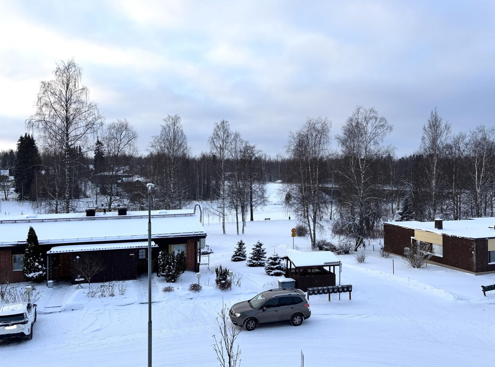 parvekenäkymä joen suuntaan