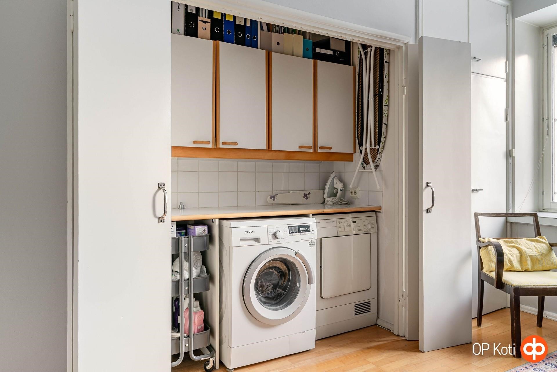 Pyykkihuolto kätevästi taiteovien takana