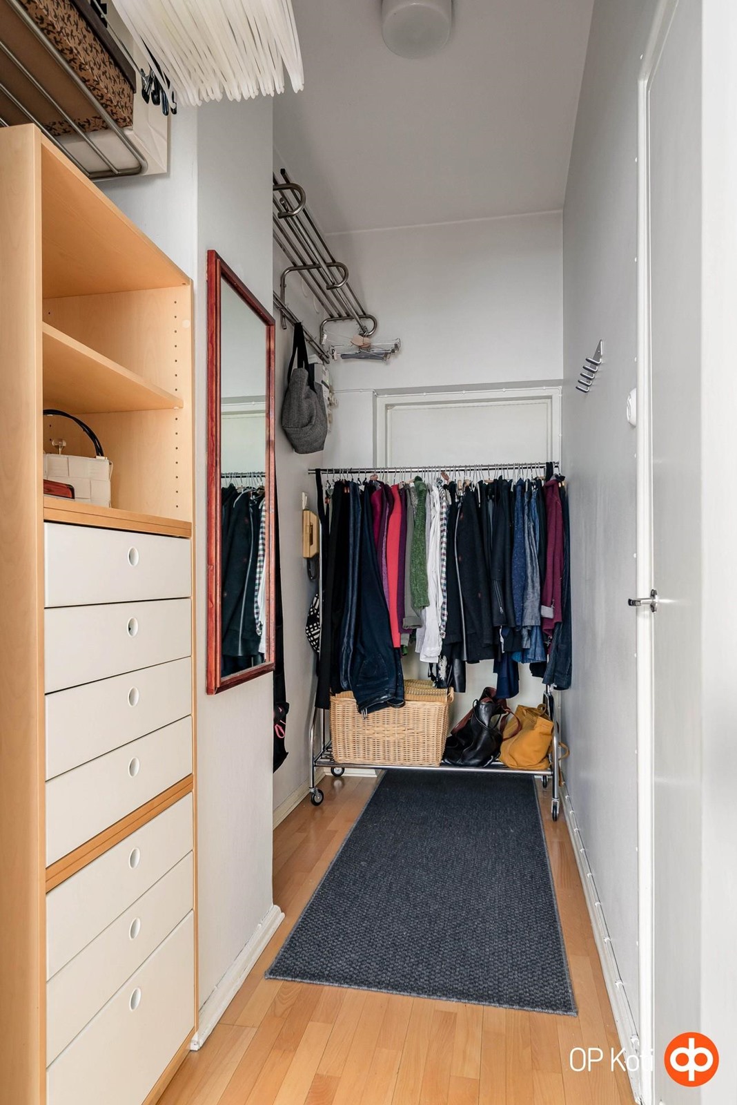 Pikku eteinen/vaatehuone