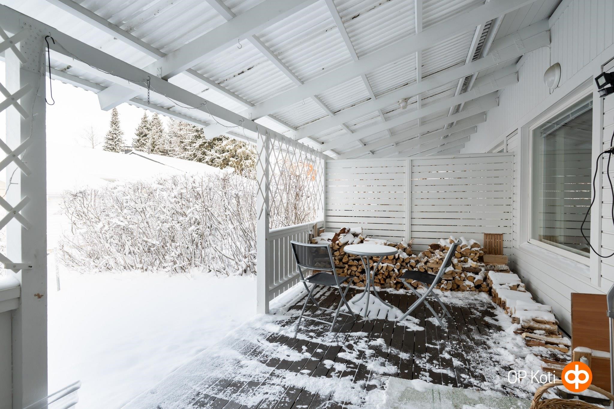 tilava valokatettu terassi