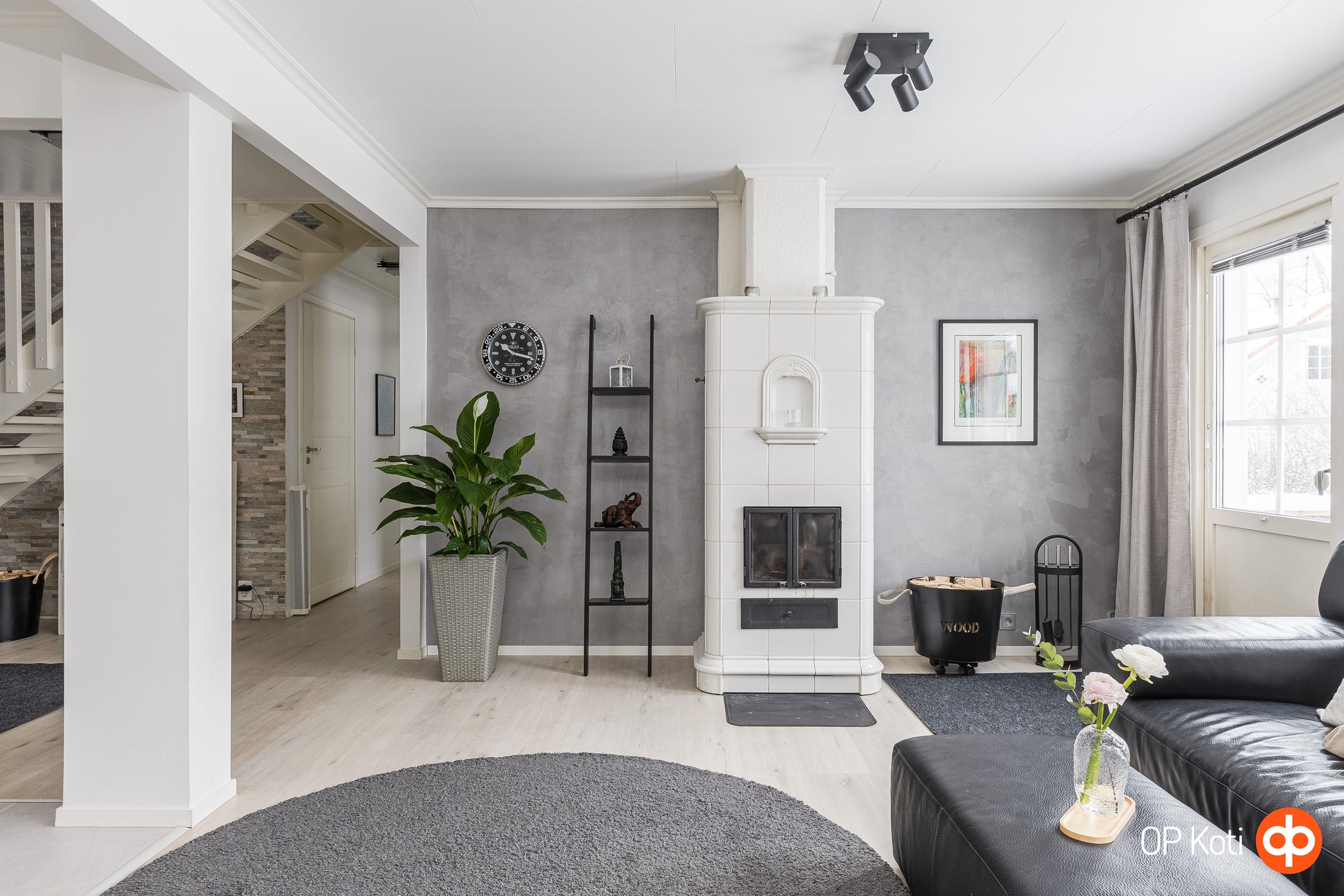 Olohuoneessa on varaava takka