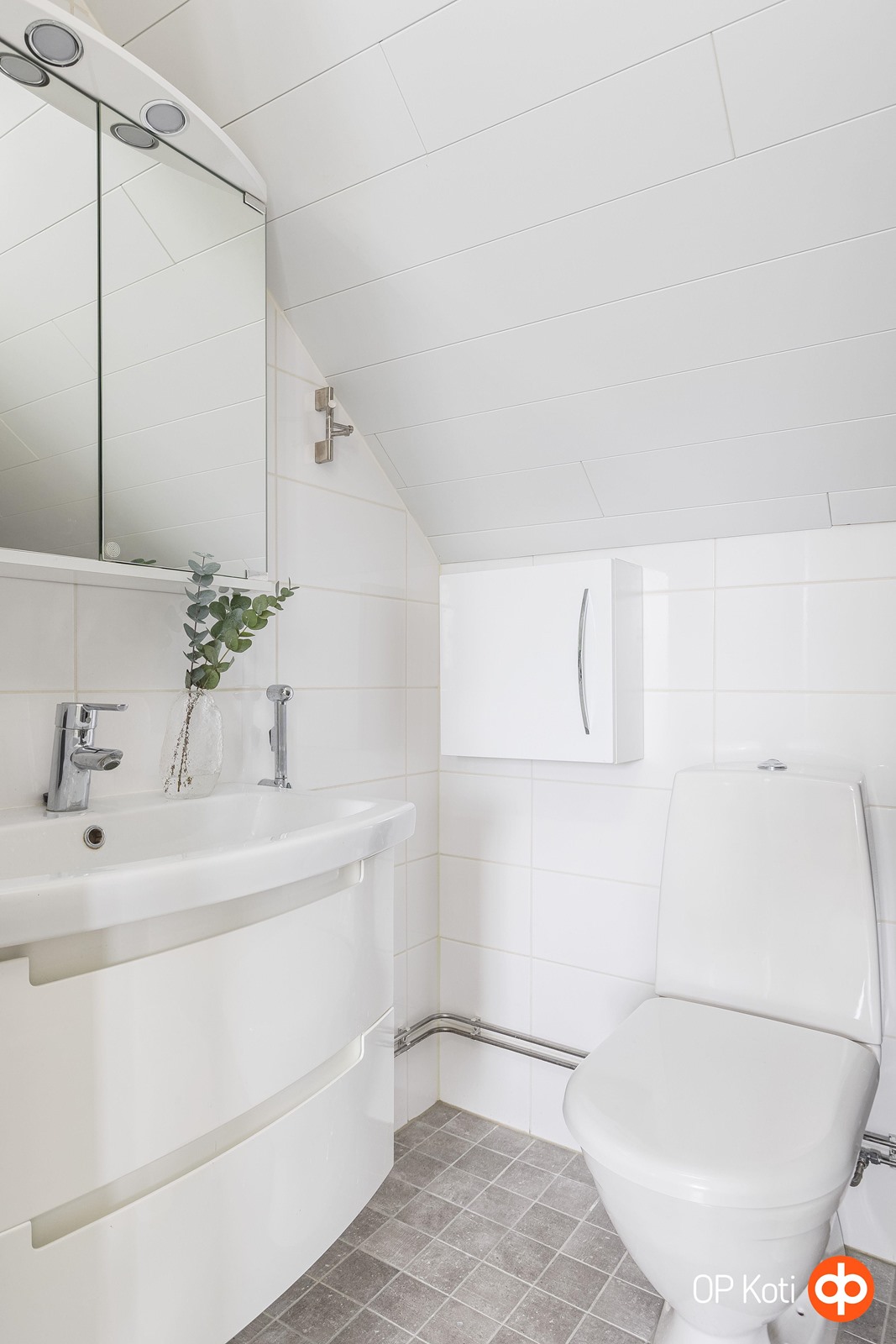 Yläkerran kylpyhuone