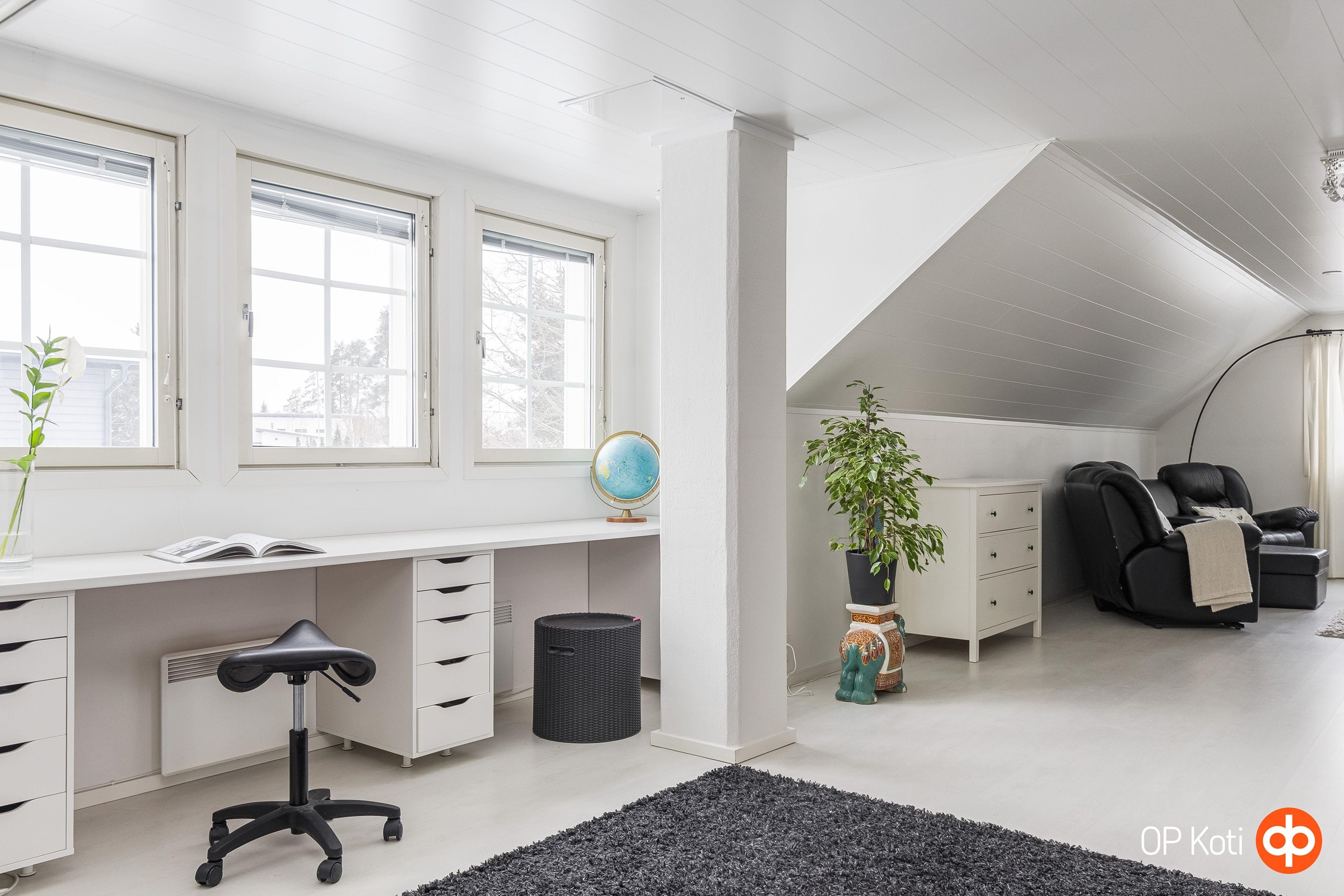 Yläkerran olohuonetta