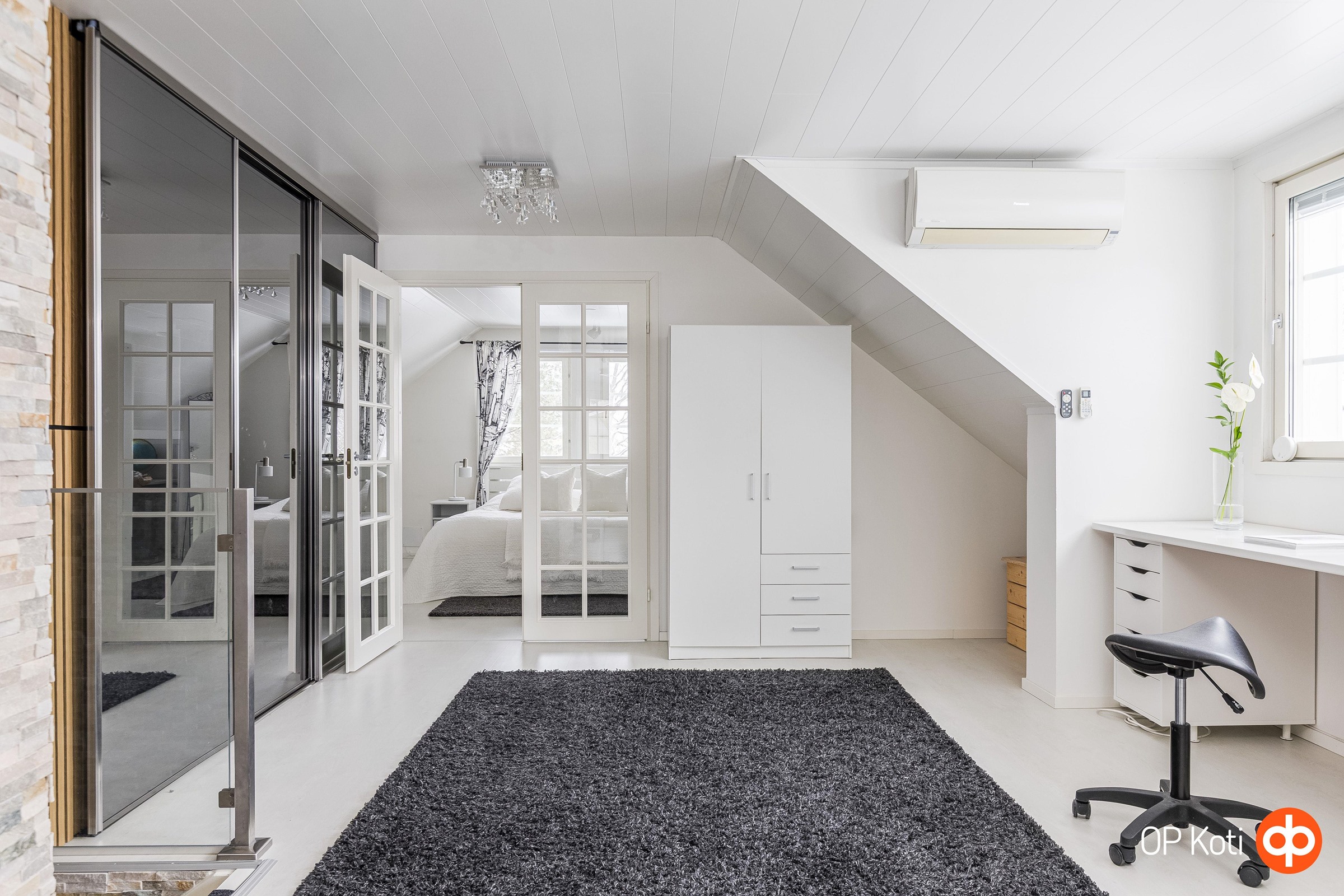 Yläkerran aulan yhteydessä on iso vaatehuone