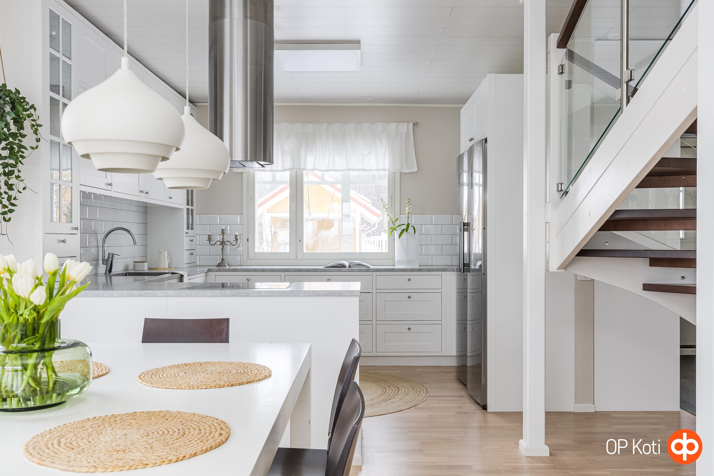 Näkymä ruokailutilasta keittiöön