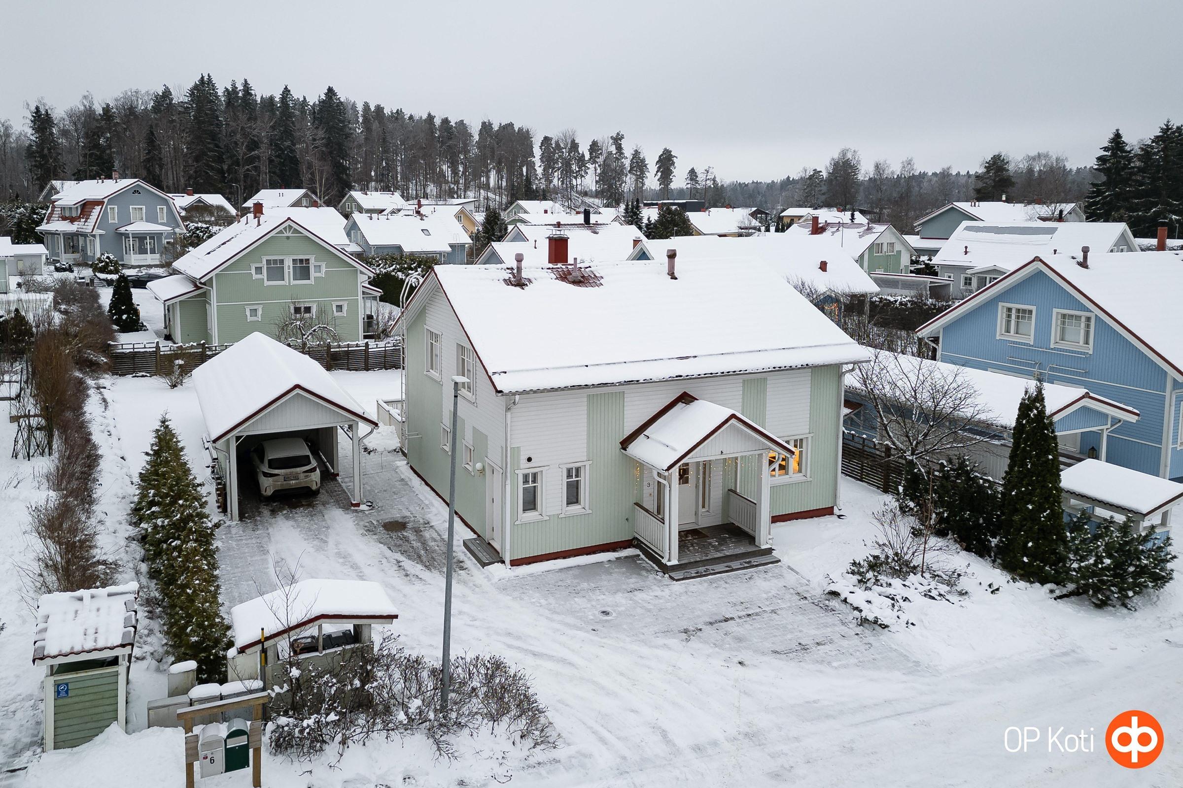 Kadun puolen julkisivu ja etupiha