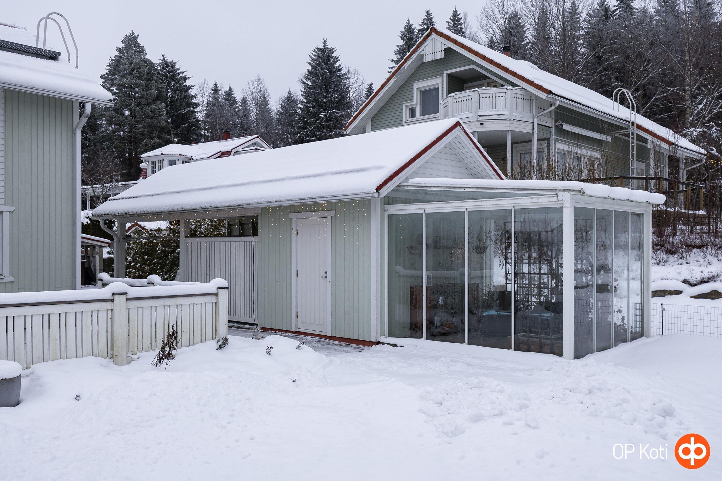 Autokatoksen yhteydessä on varasto ja lasiterassi