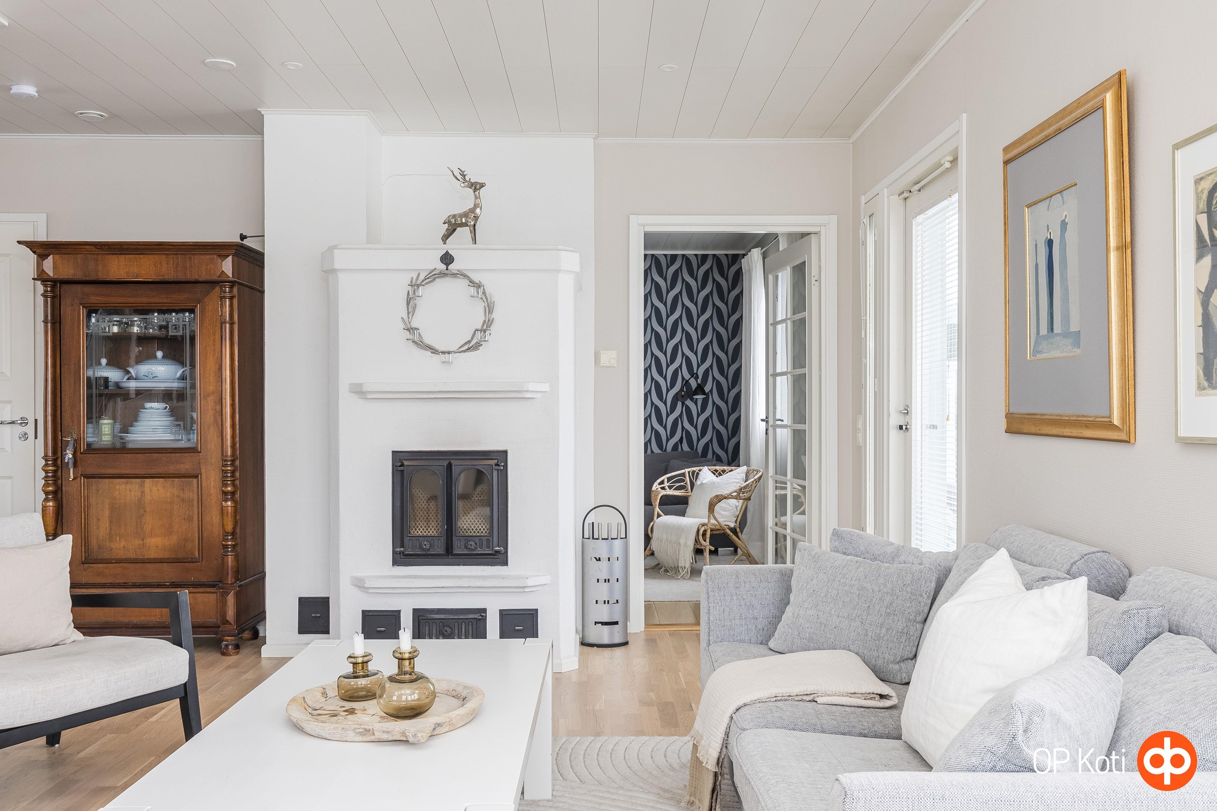 Olohuoneessa on varaava takka