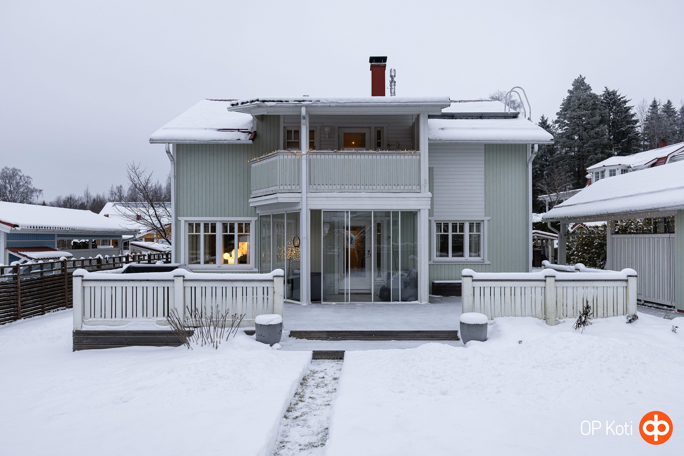 Pihan puoleinen julkisivu