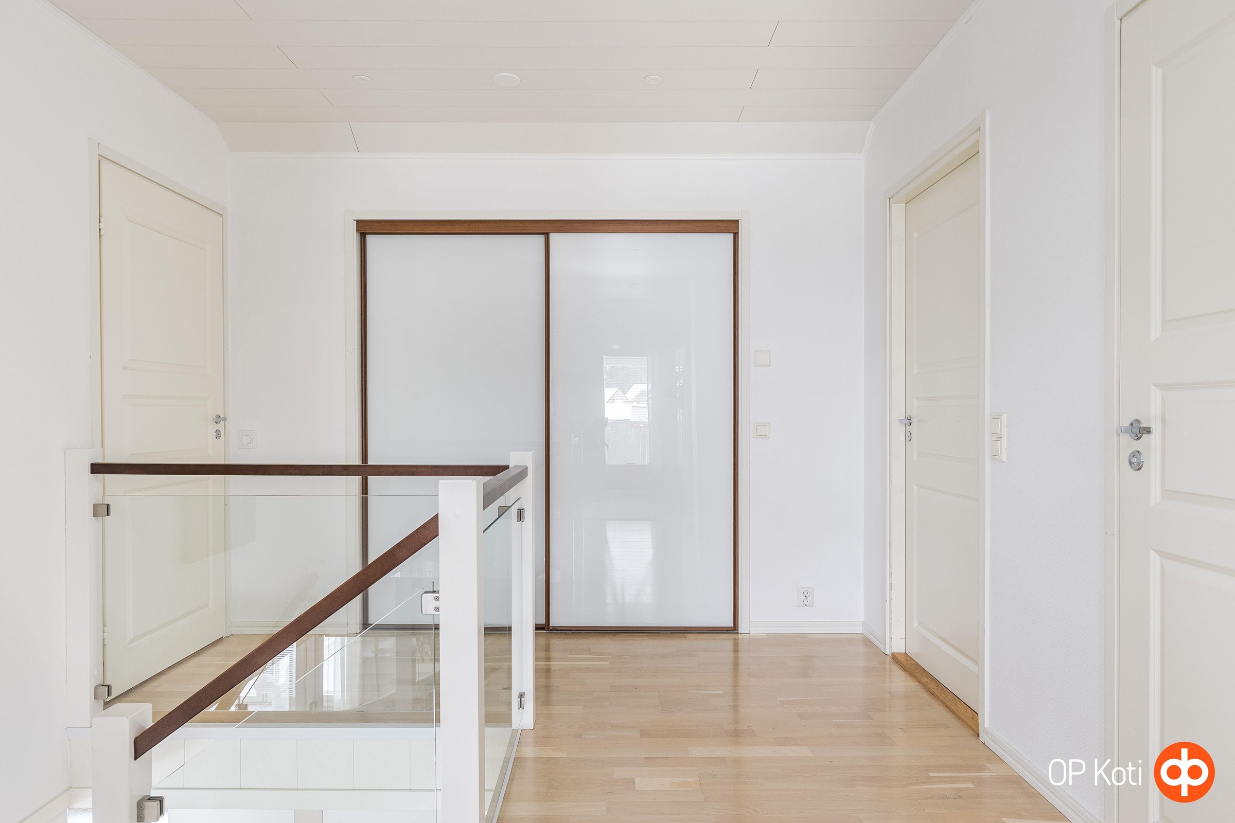 Yläkerrassa on suuri vaatehuone