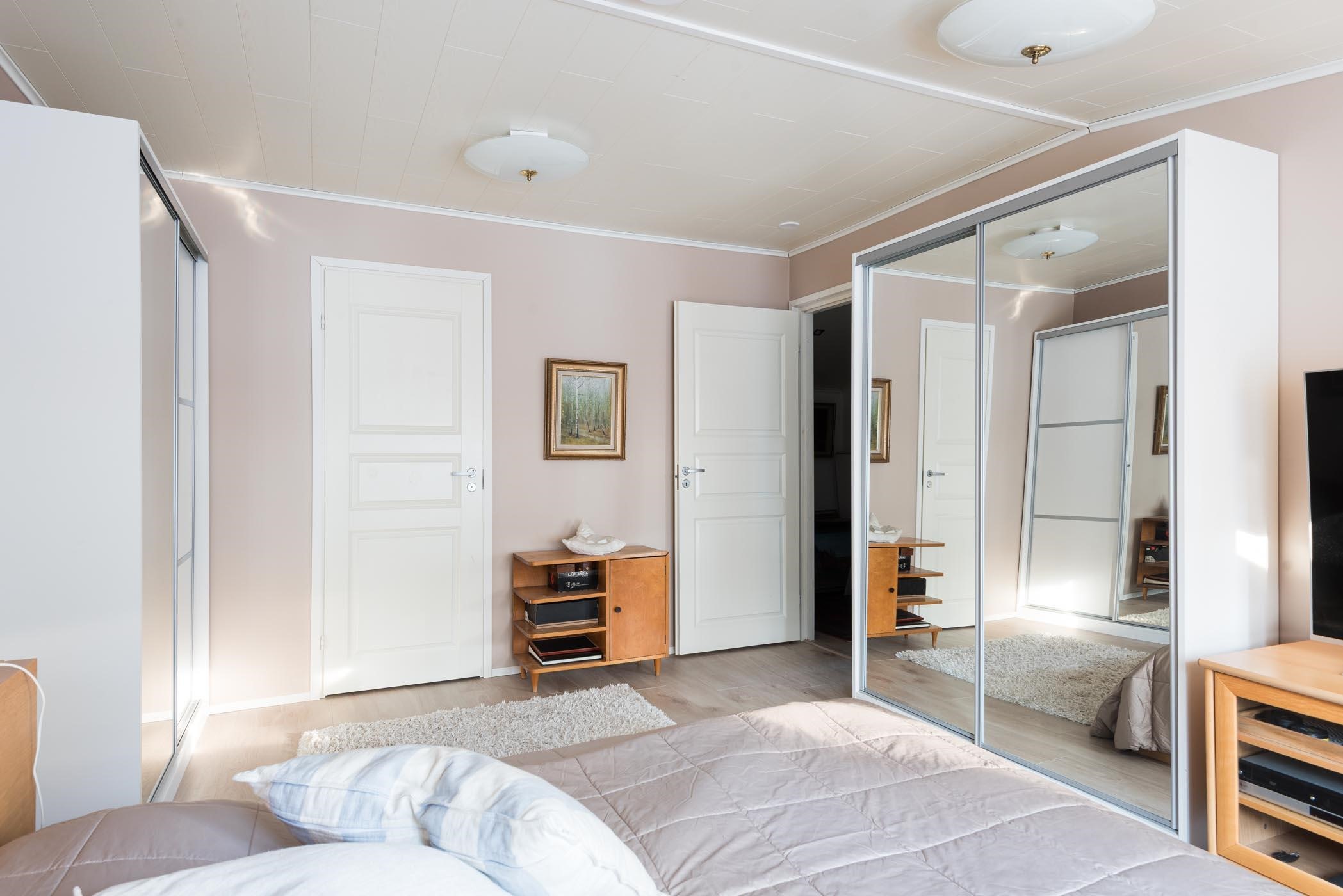 makuuhuoneessa myös vaatehuone