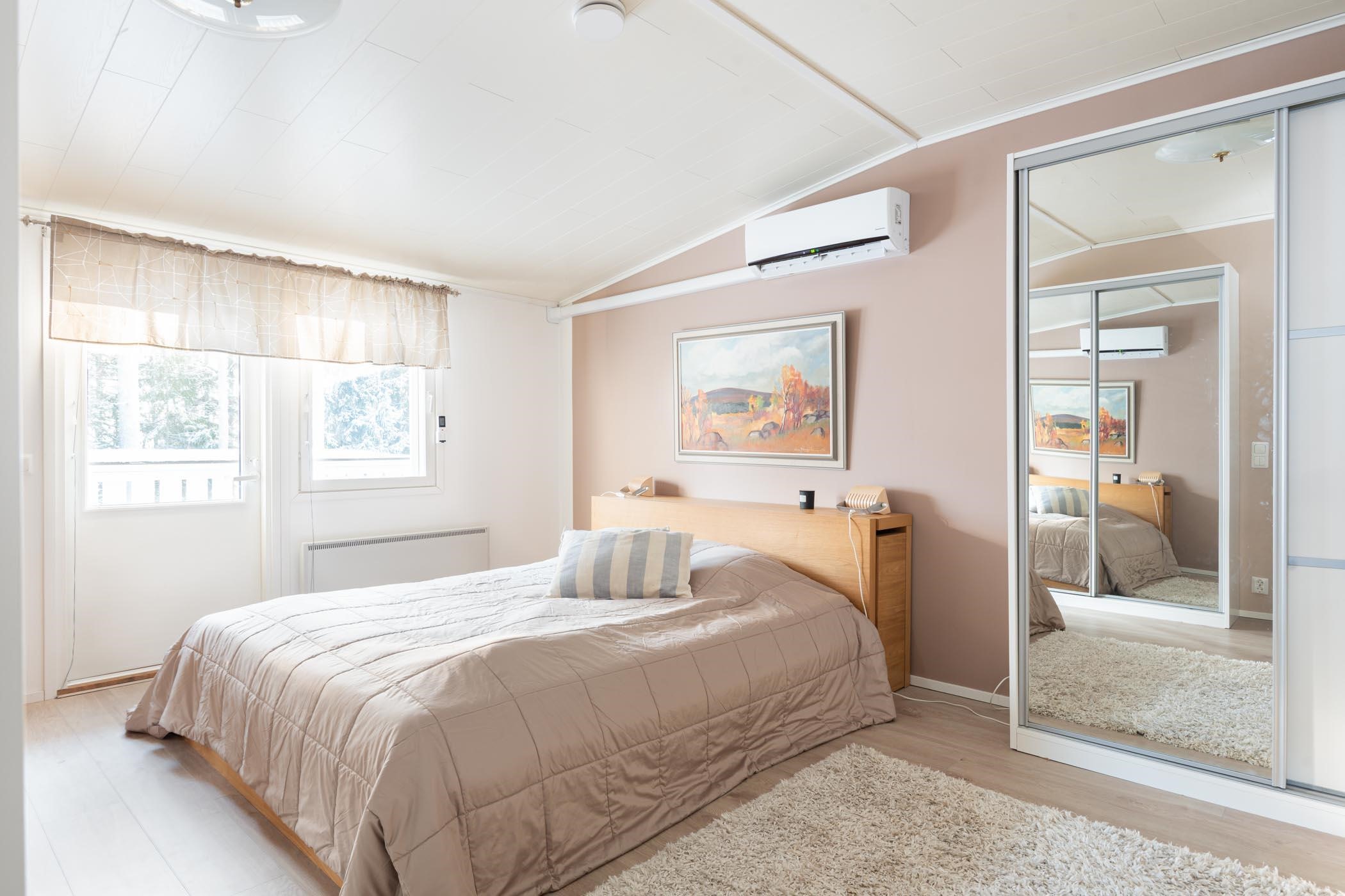 yläkerran makuuhuoneesta käynti parvekkeelle