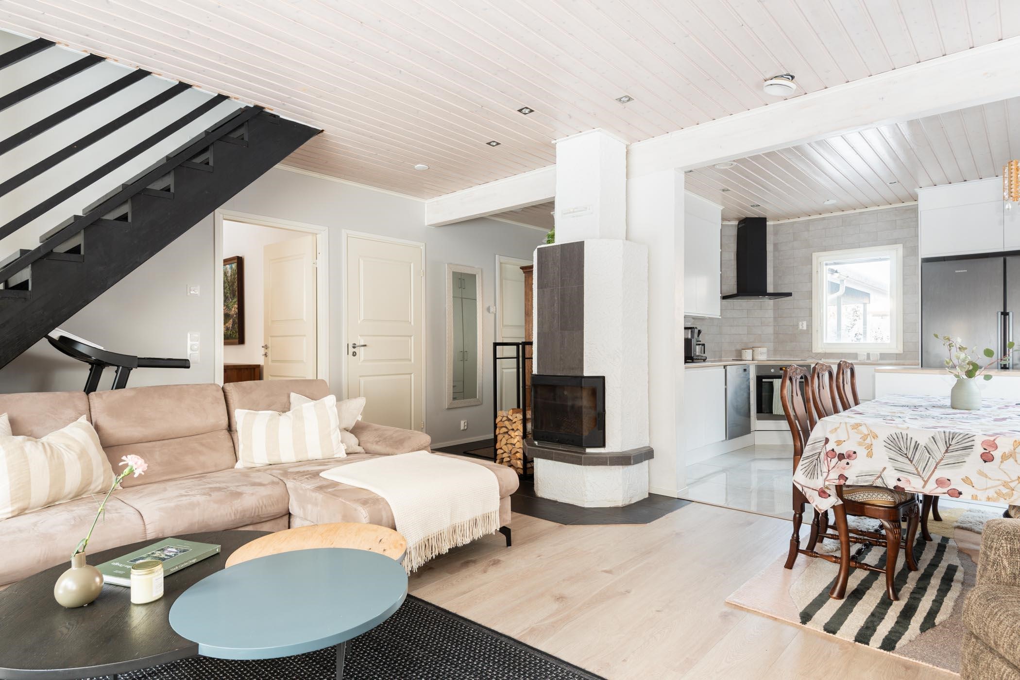 olohuoneessa on varaava takka