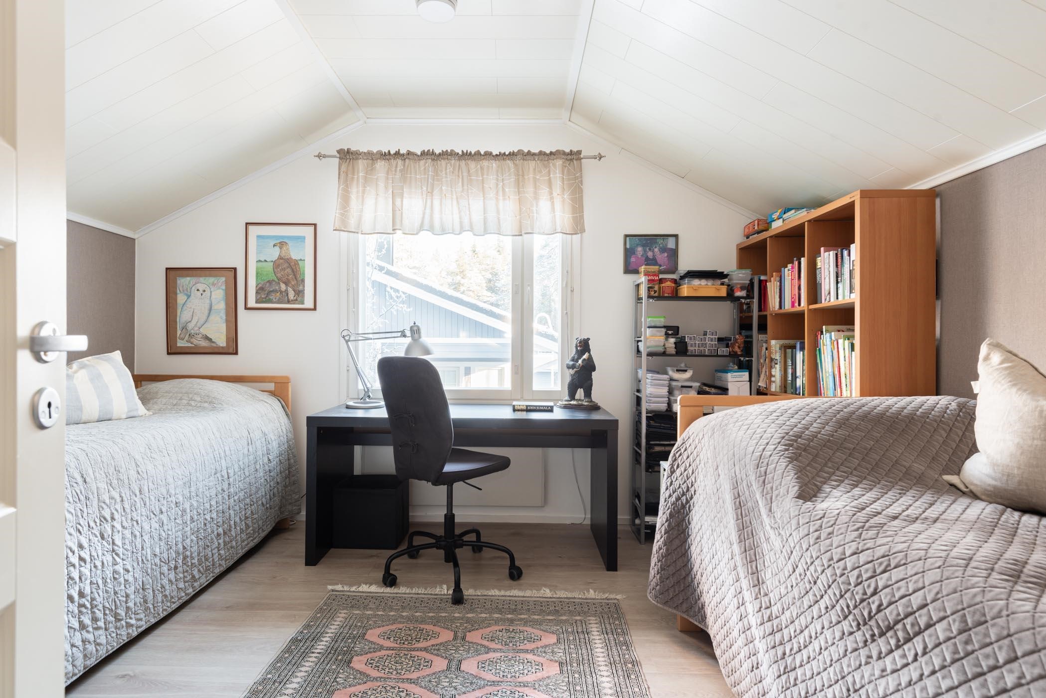 yläkerran toinen makuuhuone