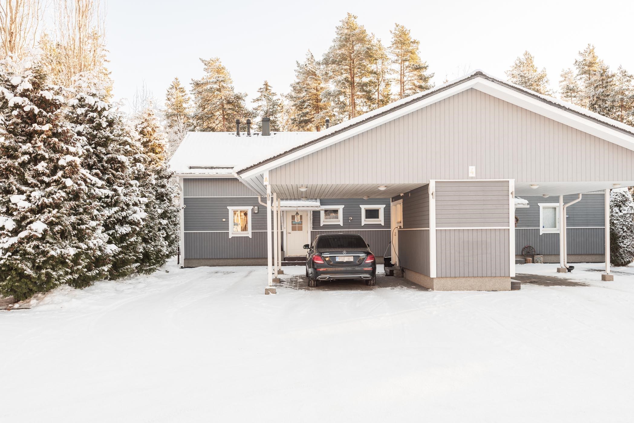 autokatos huoneiston edessä ja pihaan mahtuu hyvin