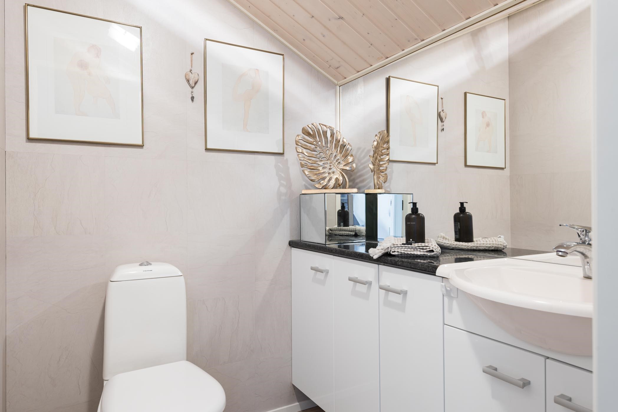 yläkerran erillinen wc