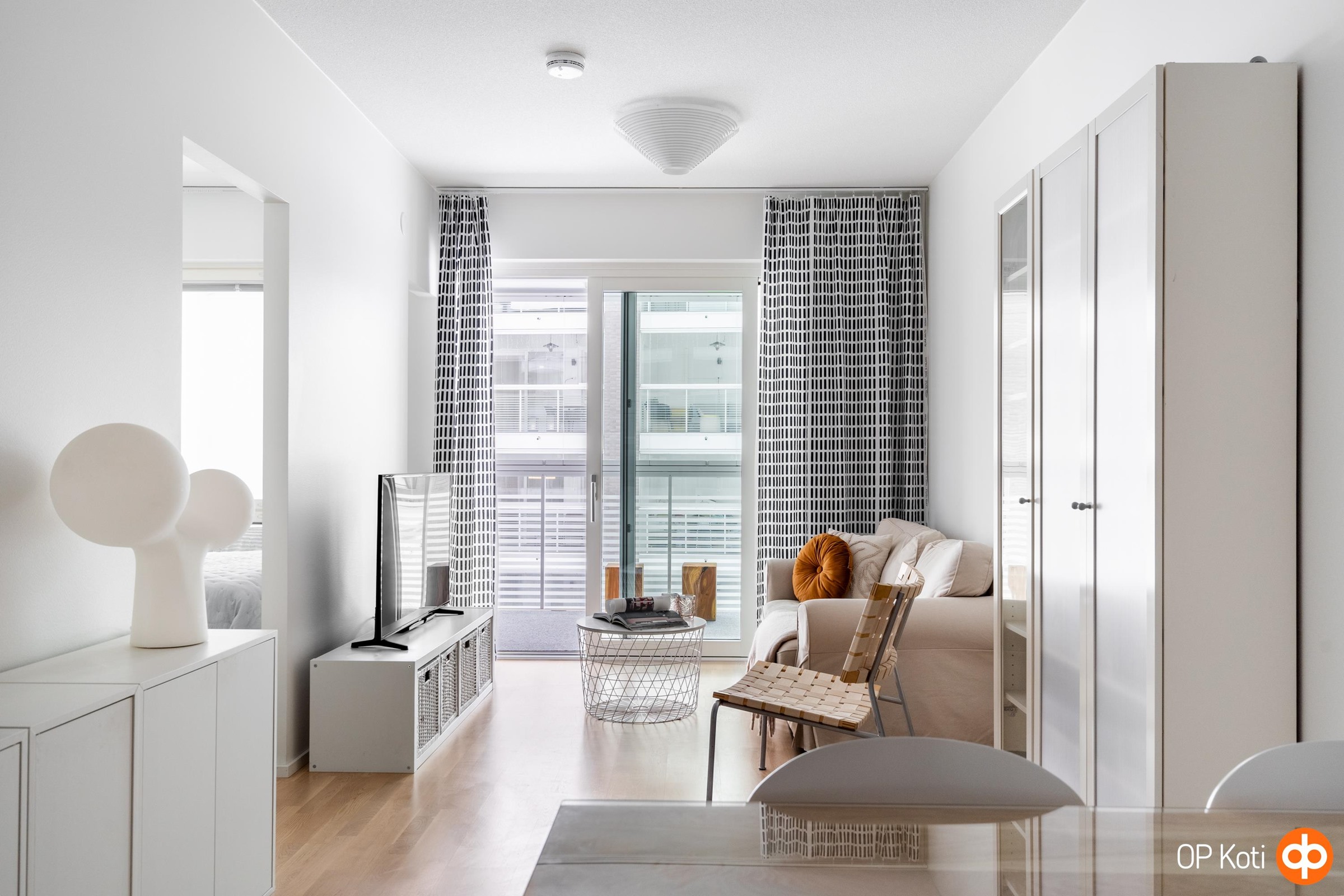 Olohuone ja parveke.