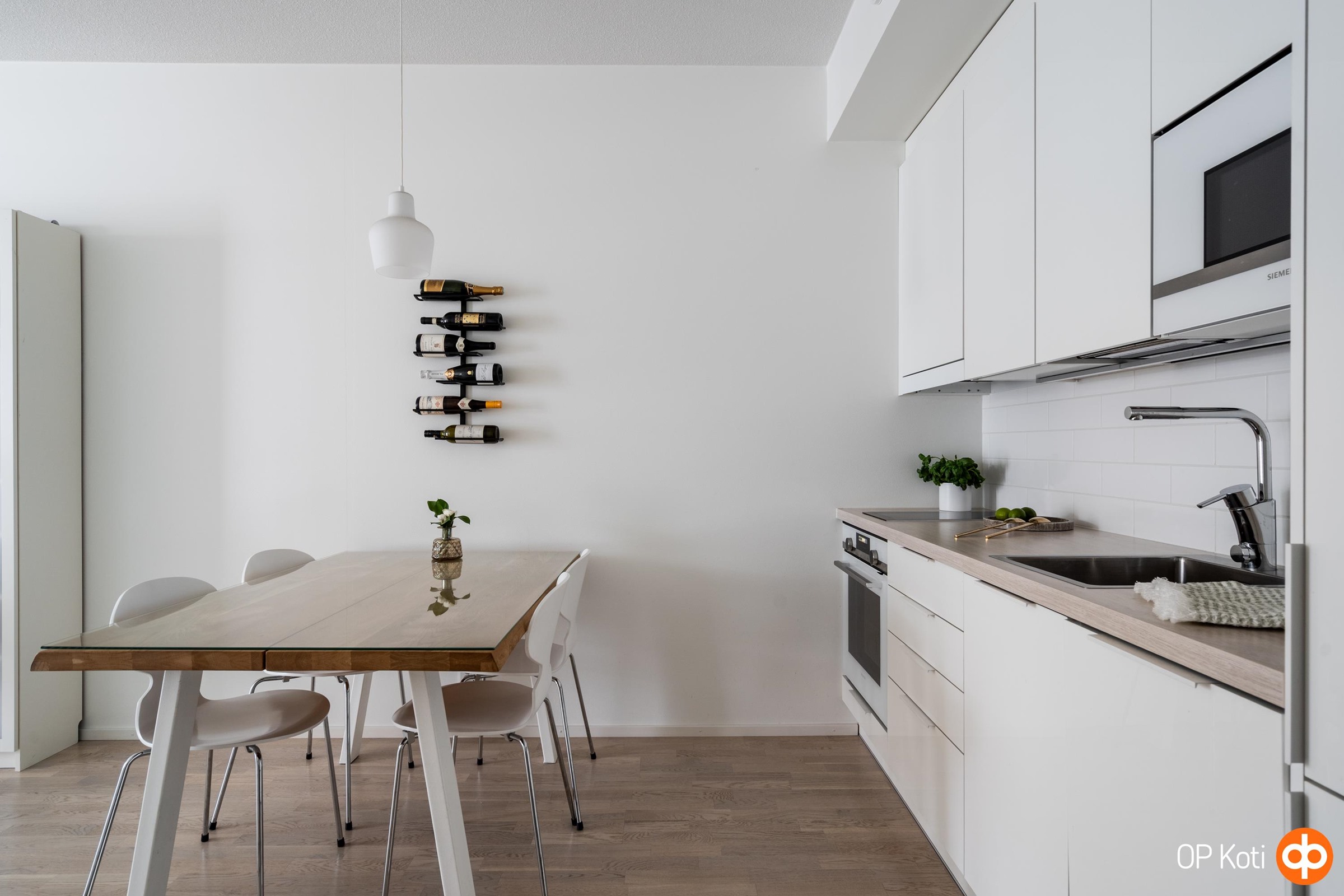 Keittiö ja ruokailutila.