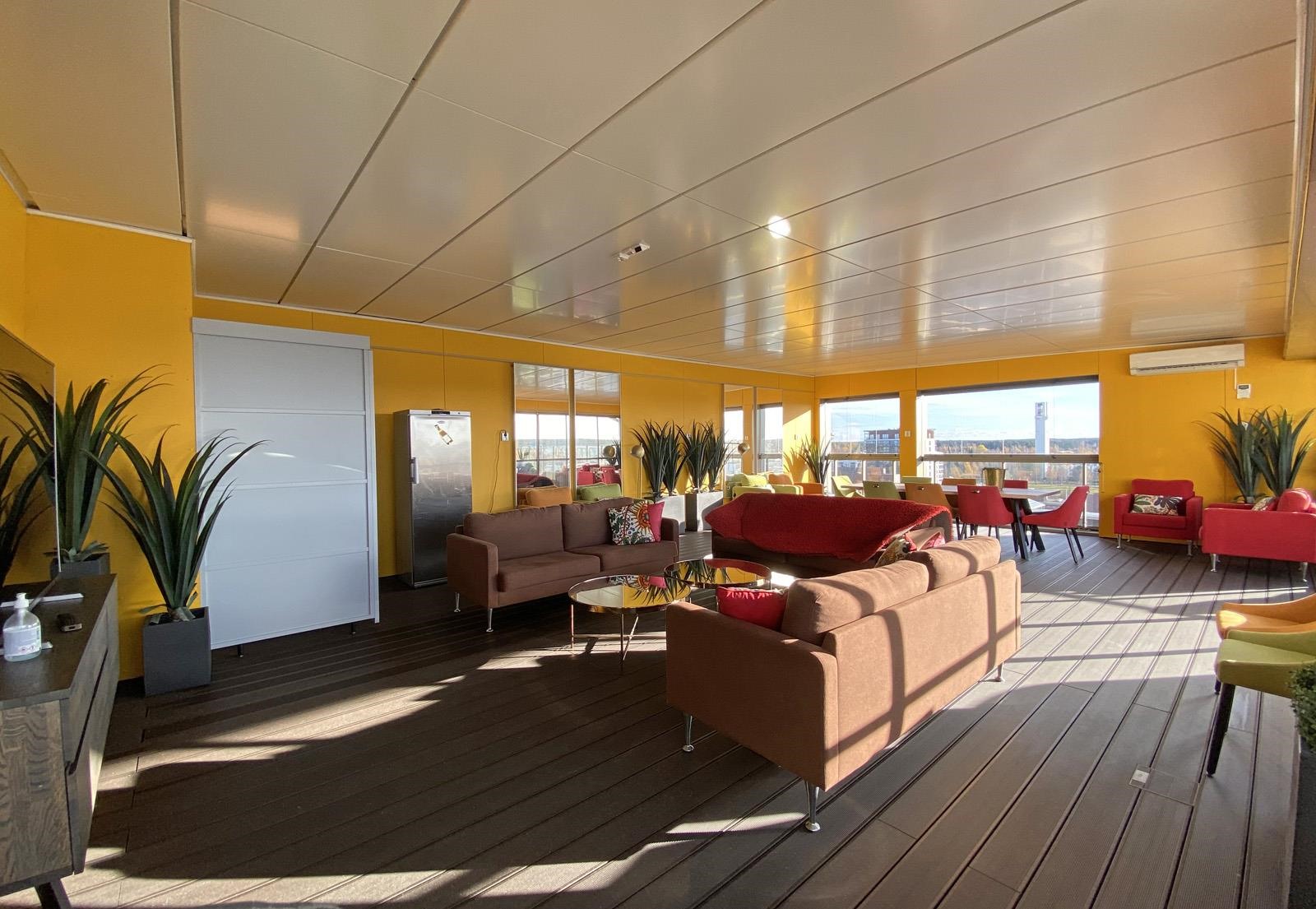 Taloyhtiön yhteinen kattoterassi asukkaiden käytet