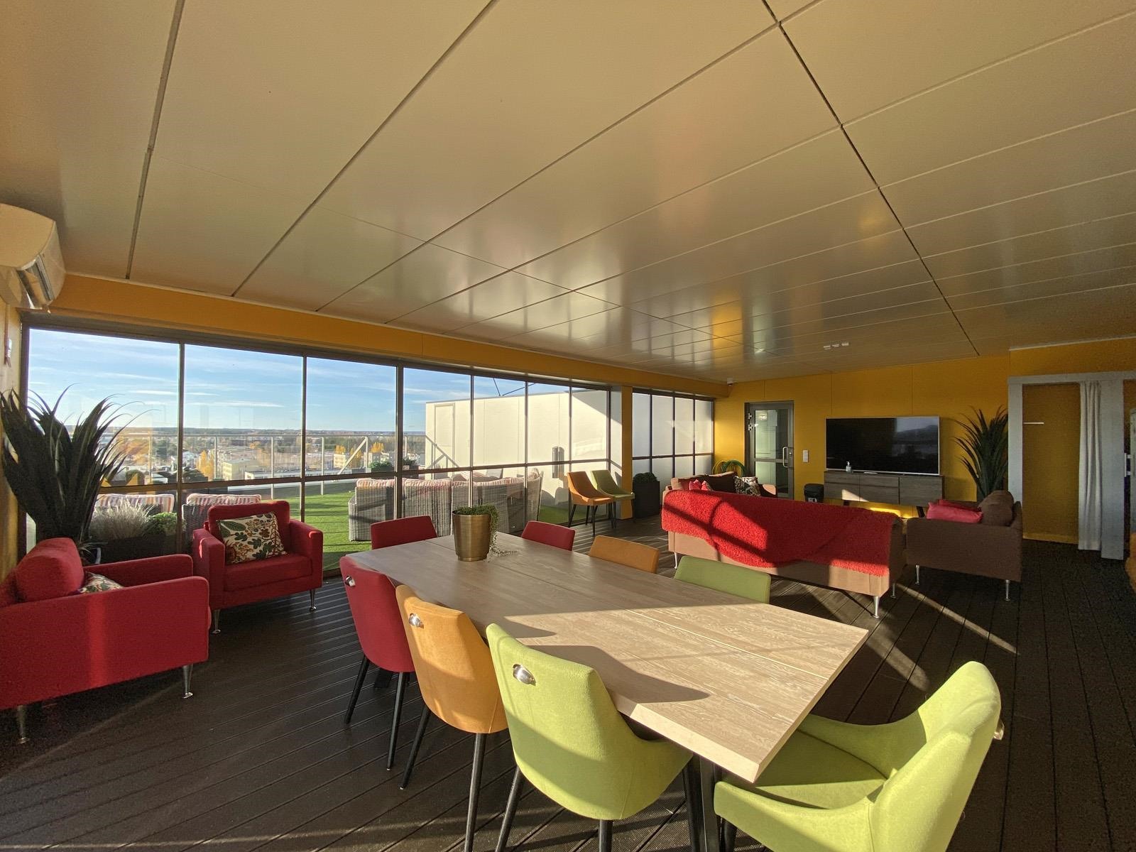 Taloyhtiön yhteinen kattoterassi asukkaiden käytet