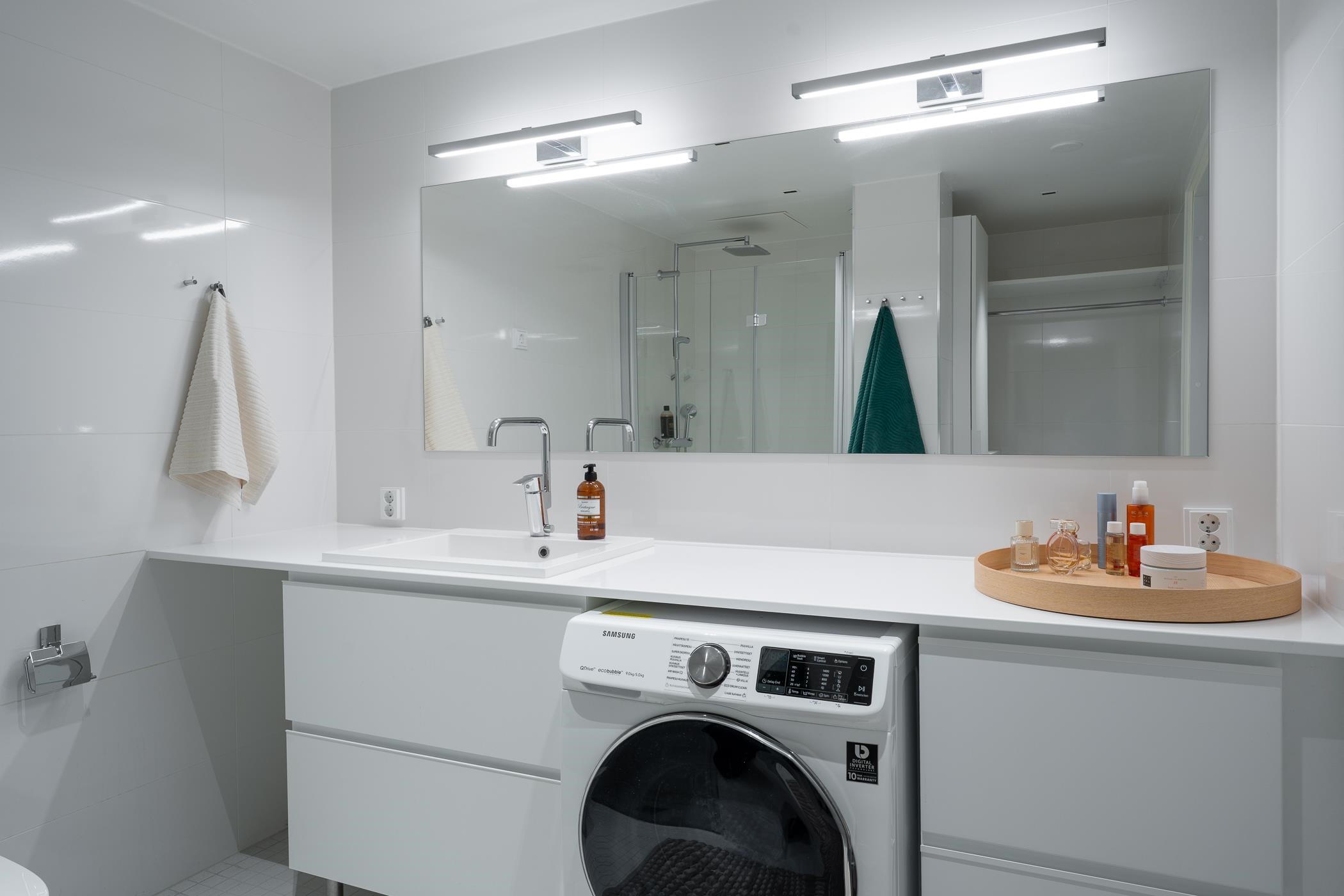 Tilava erillinen pesu- ja kodinhoitohuone