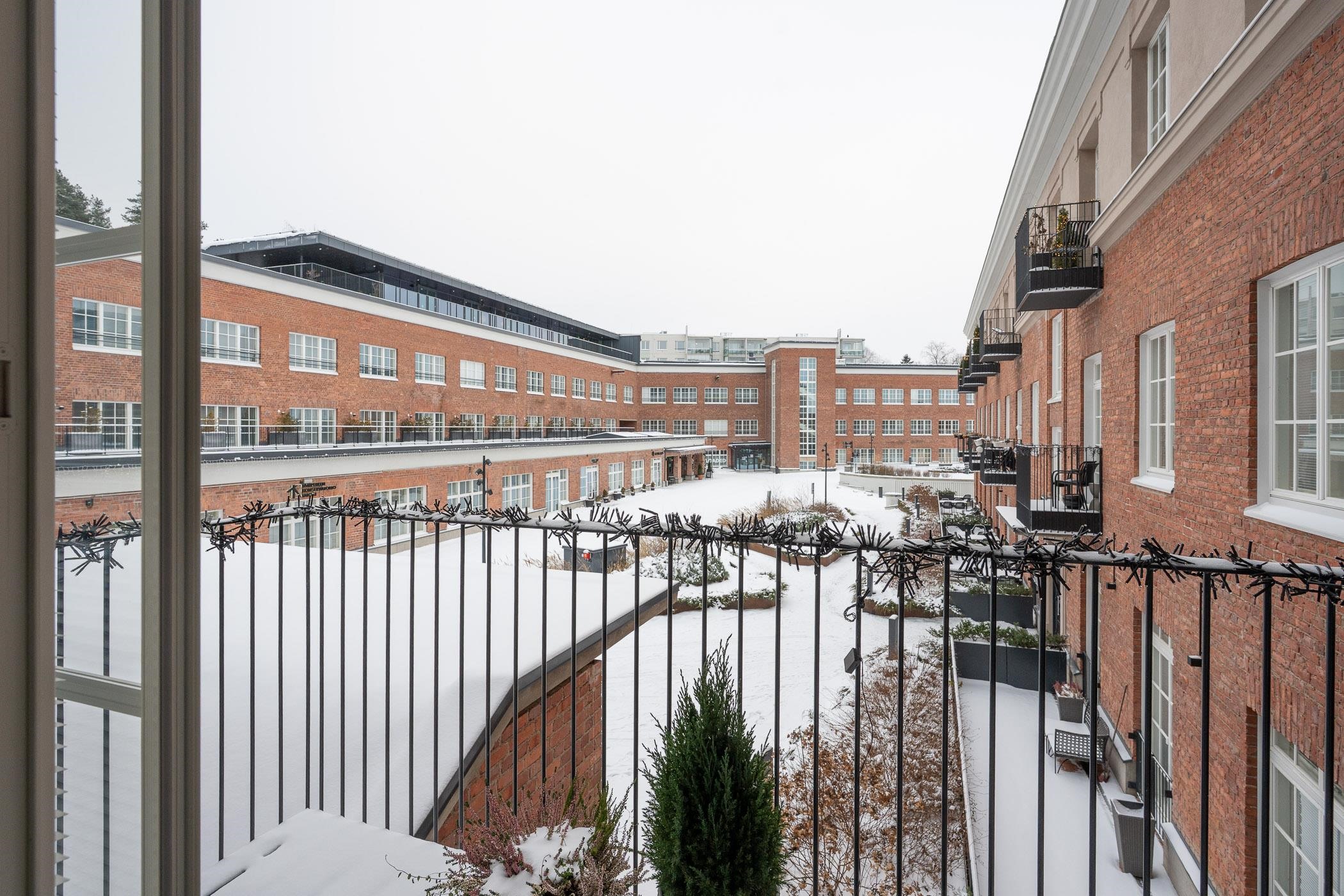 Parvekkeelta näkymät sisäpihalle